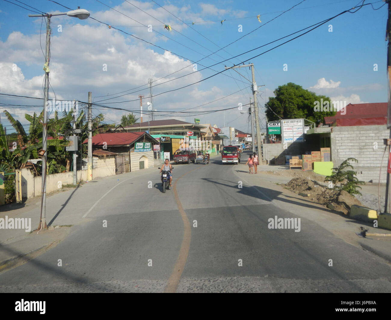 Questo titolo si riferisce alla città di Candaba, Pampanga, caratterizzata da vecchi e nuovi ponti sul fiume Pampanga, con particolare attenzione allo sviluppo delle infrastrutture nel 2017. Foto Stock