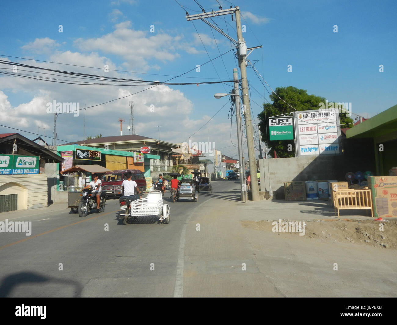 Questa immagine mostra la città di Candaba a Pampanga, con sia il vecchio che il nuovo ponte sul fiume Pampanga. La foto fornisce un assaggio delle infrastrutture della città e del paesaggio fluviale nel 2017. Foto Stock