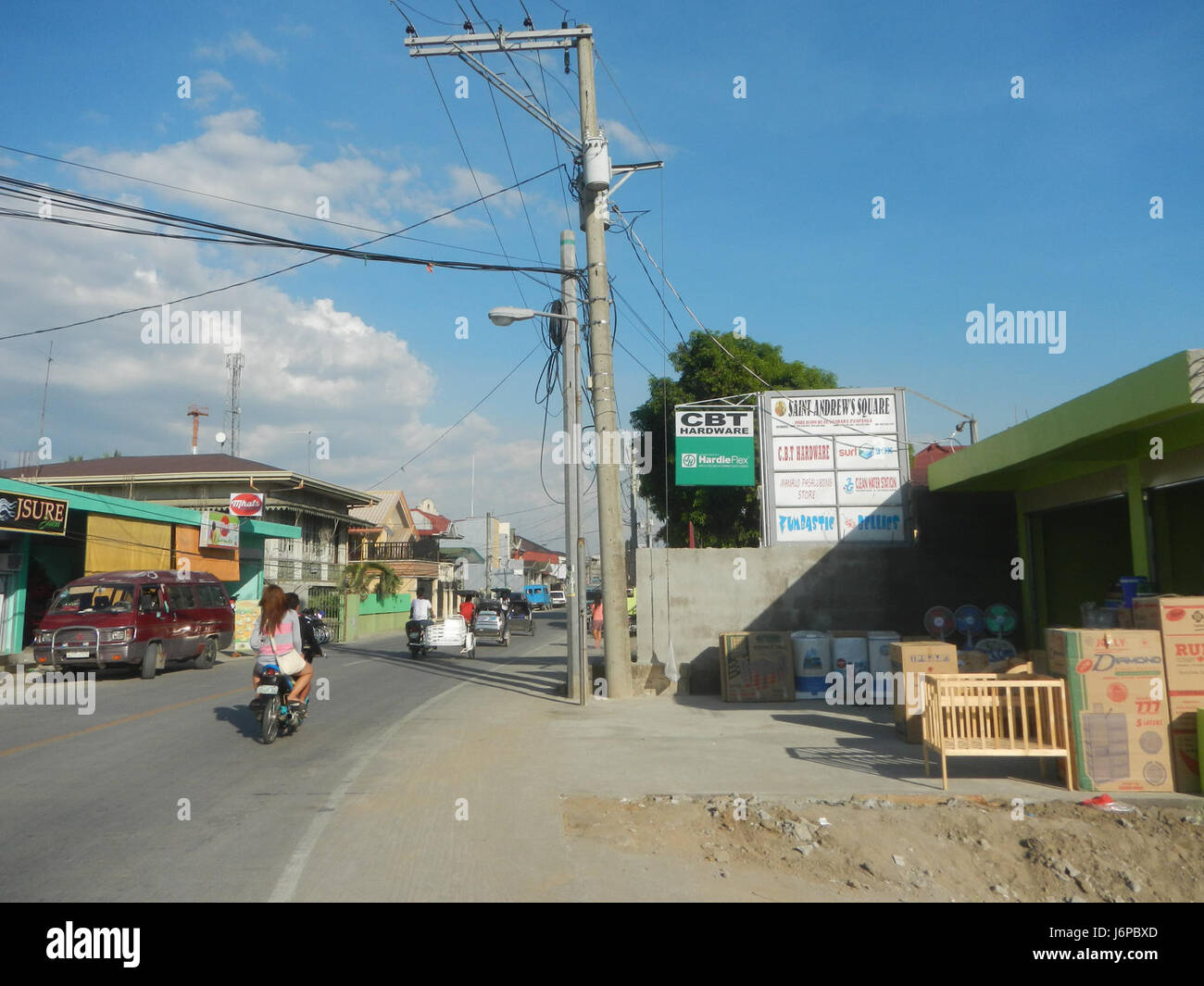 Il vecchio e il nuovo ponte della città di Candaba si estendono lungo il fiume Pampanga nelle Filippine. Questi ponti sono infrastrutture vitali che collegano le comunità e supportano il trasporto locale attraverso il fiume. Foto Stock