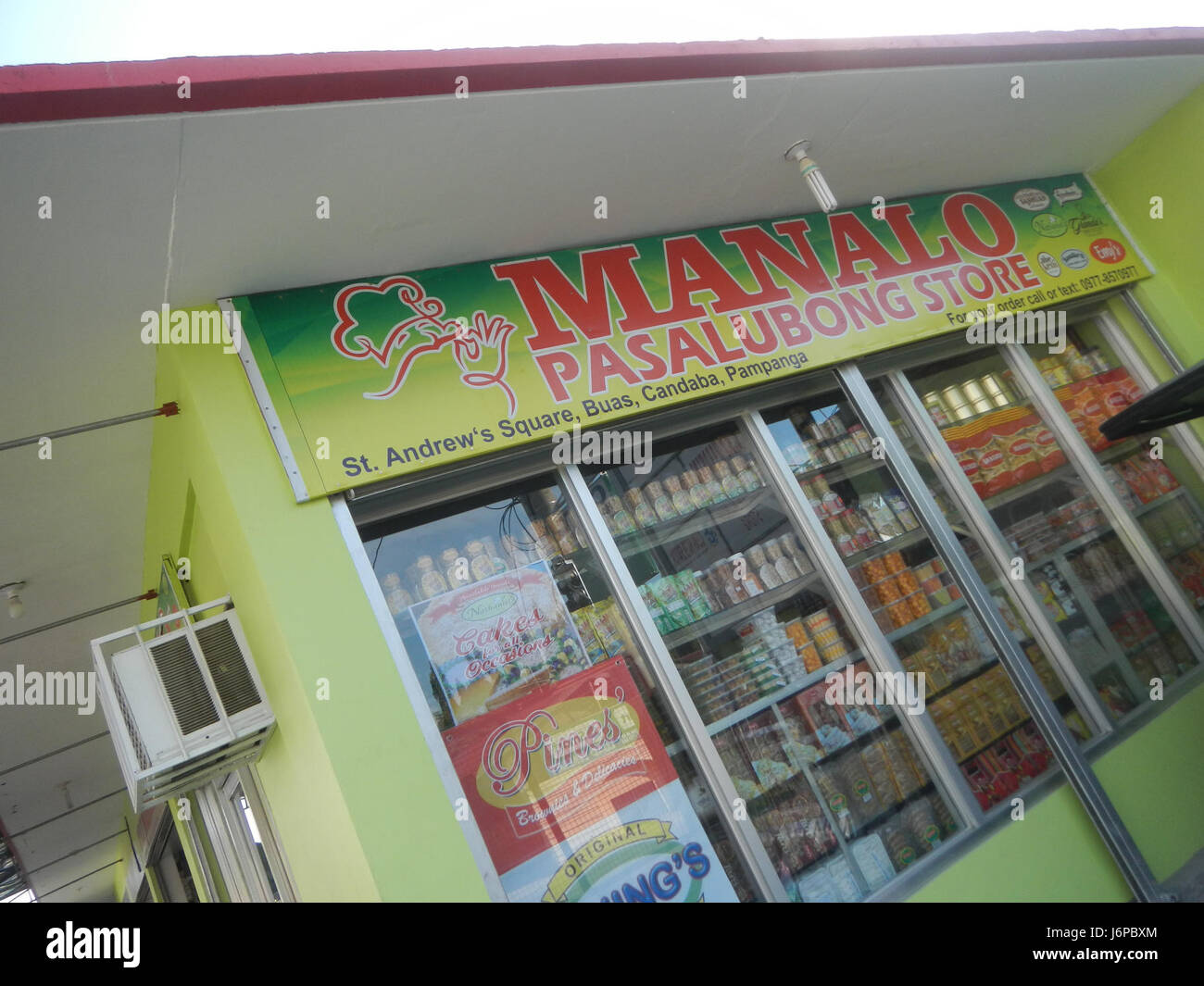 Questa immagine raffigura la città di Candaba a Pampanga, Filippine, mostrando sia i ponti vecchi che quelli nuovi sul fiume Pampanga. Lo sviluppo di questi ponti riflette i miglioramenti delle infrastrutture regionali nel 2017. Foto Stock