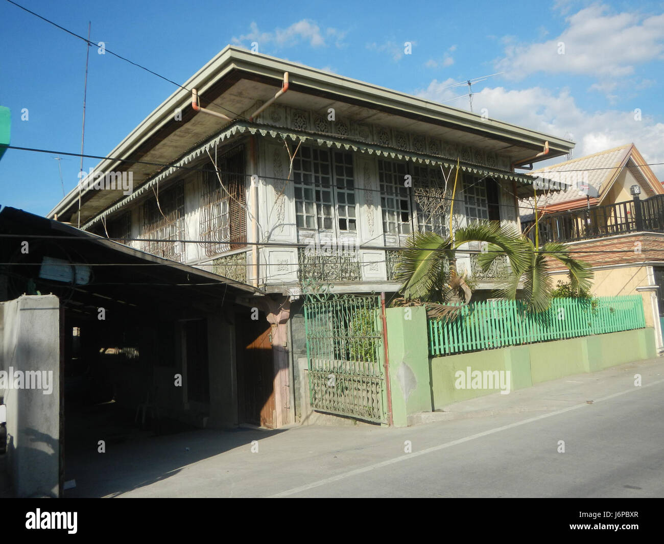 Una fotografia del 2017 che mostra la città di Candaba, compresi i ponti vecchi e nuovi sul fiume Pampanga, mettendo in risalto le infrastrutture e la geografia locale. Foto Stock