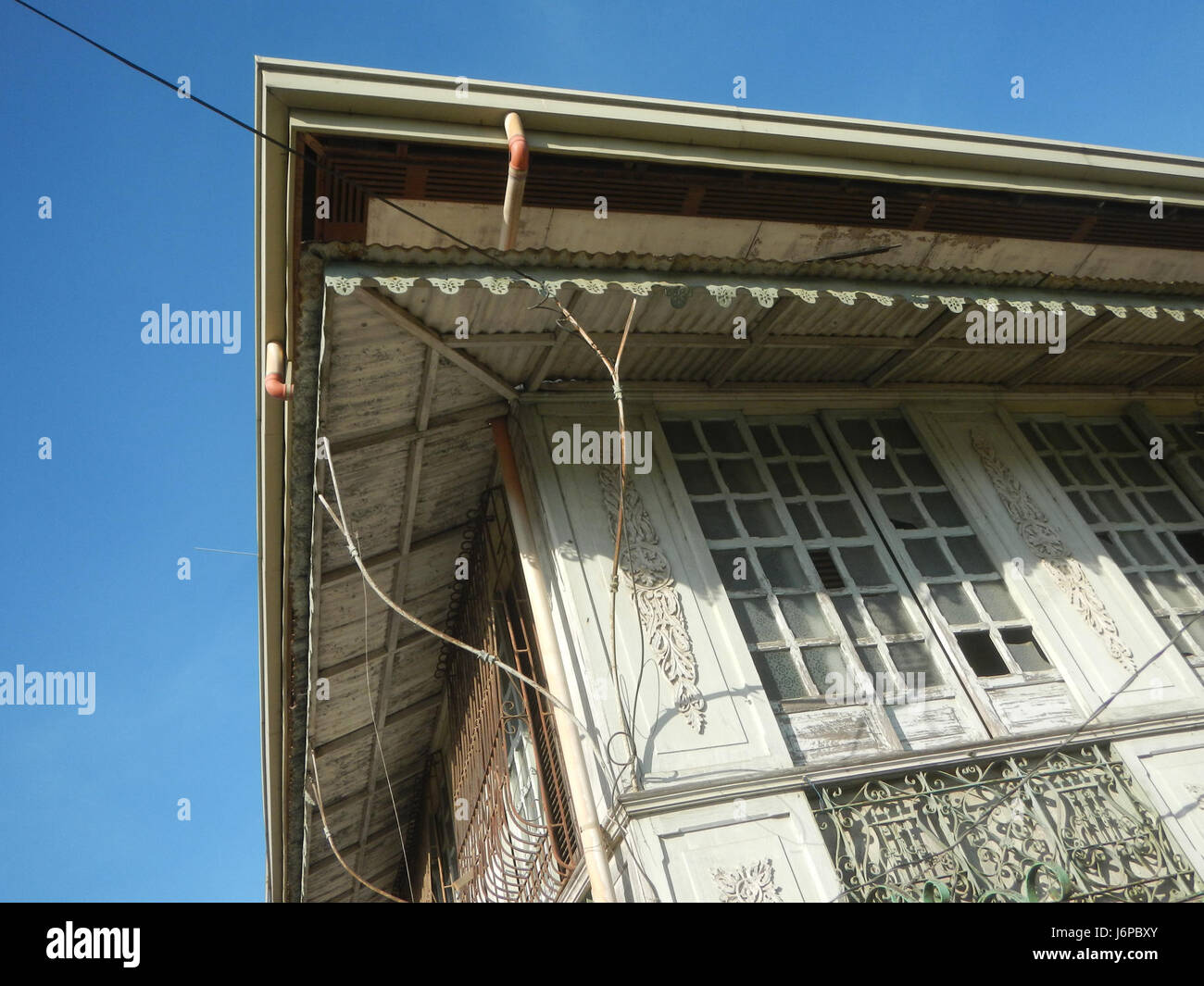 Candaba Town propriamente detta a Pampanga, nelle Filippine, presenta sia ponti vecchi che nuovi che si estendono lungo il fiume Pampanga. Queste strutture evidenziano il significato storico e infrastrutturale dell'area. Foto Stock