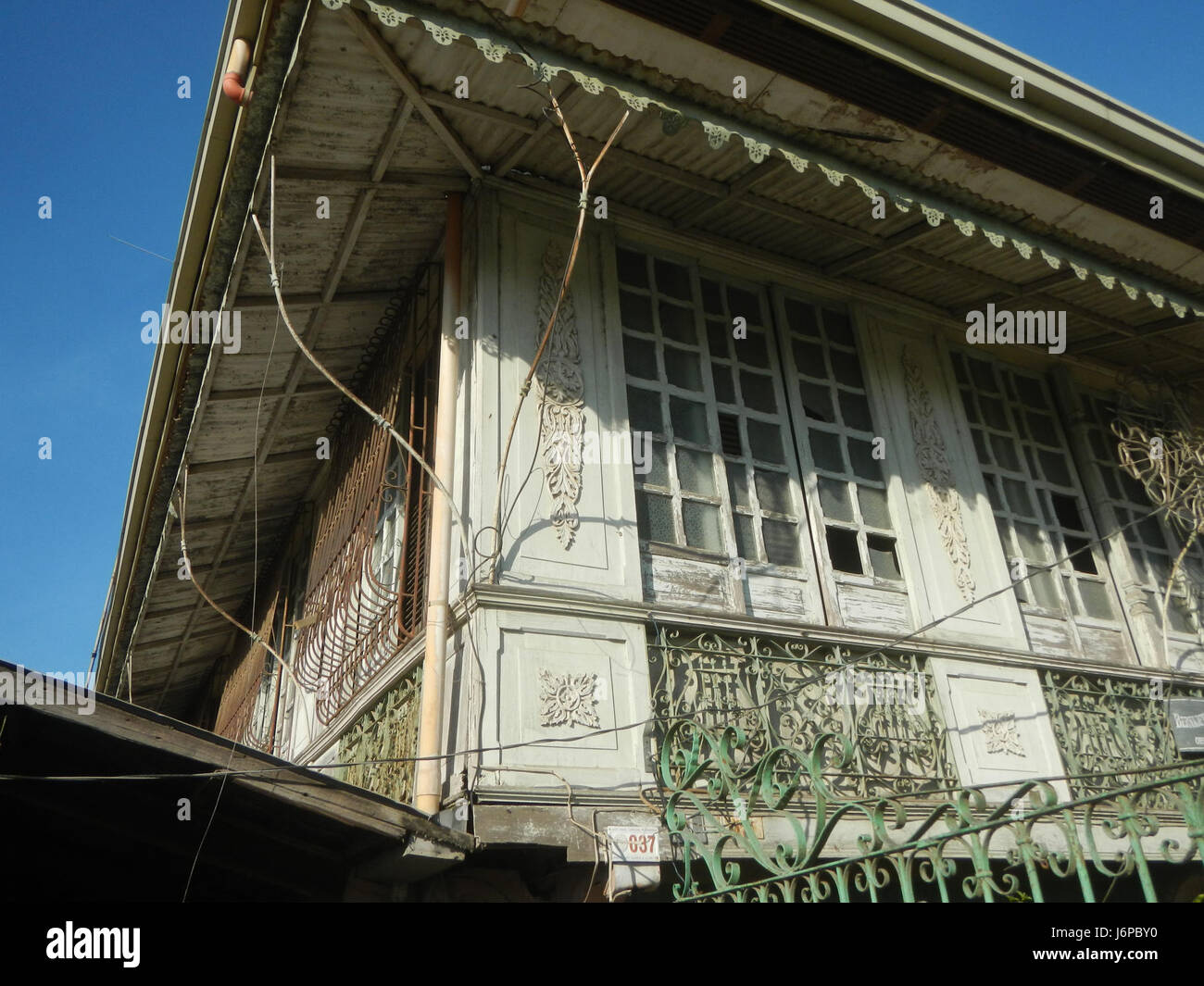 Questa immagine si riferisce ai ponti vecchi e nuovi di Candaba, Pampanga, che si estendono lungo il fiume Pampanga. Queste strutture sono vitali per i trasporti e le infrastrutture locali, riflettendo lo sviluppo della città nel 2017. Foto Stock