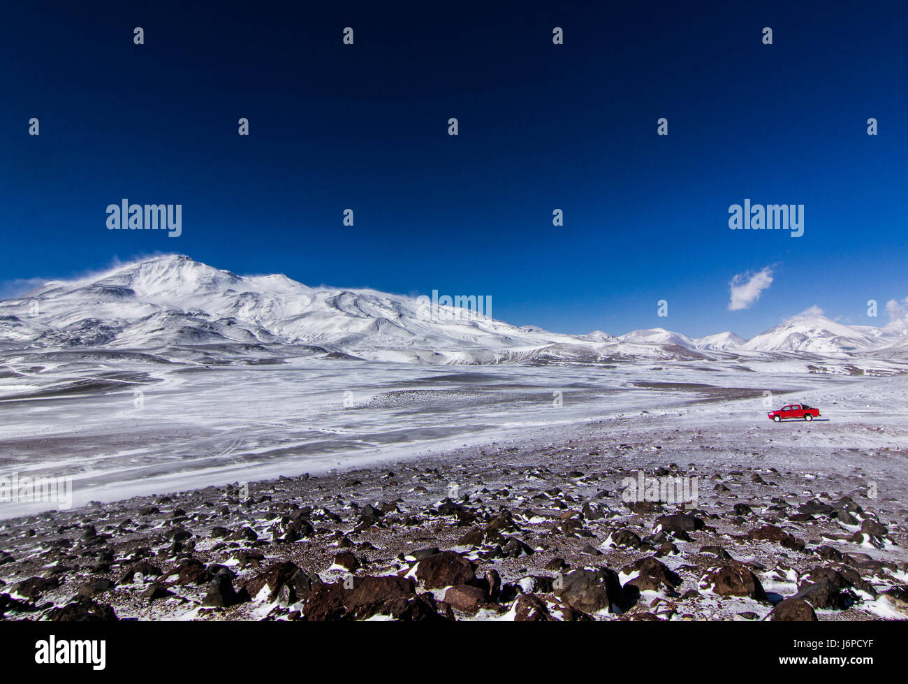 Auto rossa vicino Ojos del Salado vulcano in Cile Foto Stock