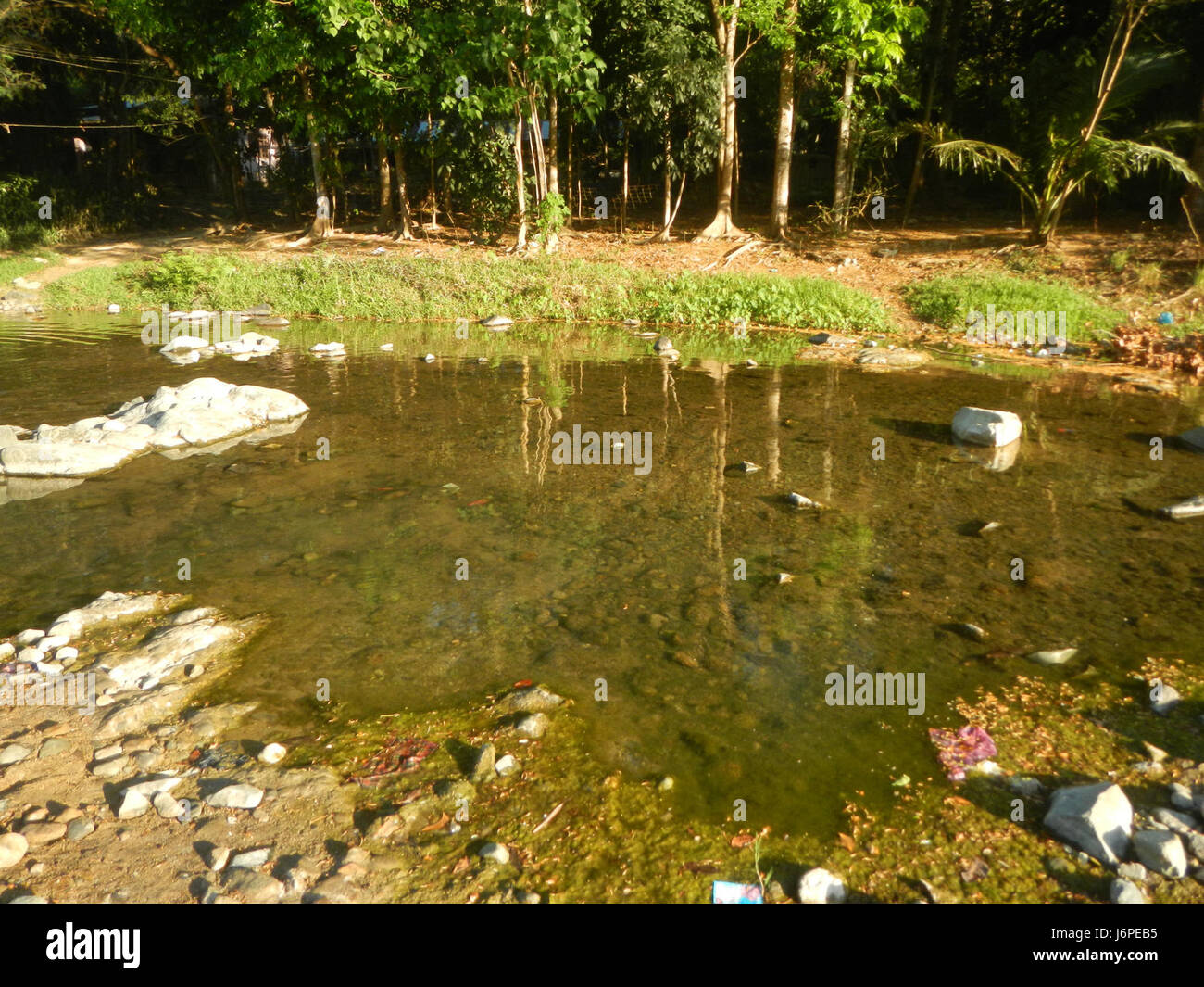 Questa immagine raffigura il ponte Akle sul fiume San Ildefonso a Bulacan, Filippine, mostrando il suo ruolo come elemento infrastrutturale critico nella rete di trasporto locale. Foto Stock