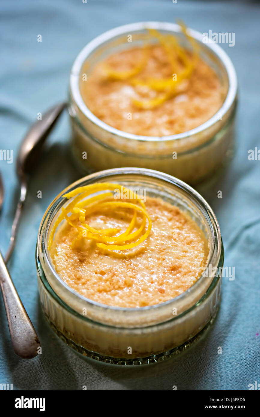 Singoli Cheesecake al limone in vasi Foto Stock