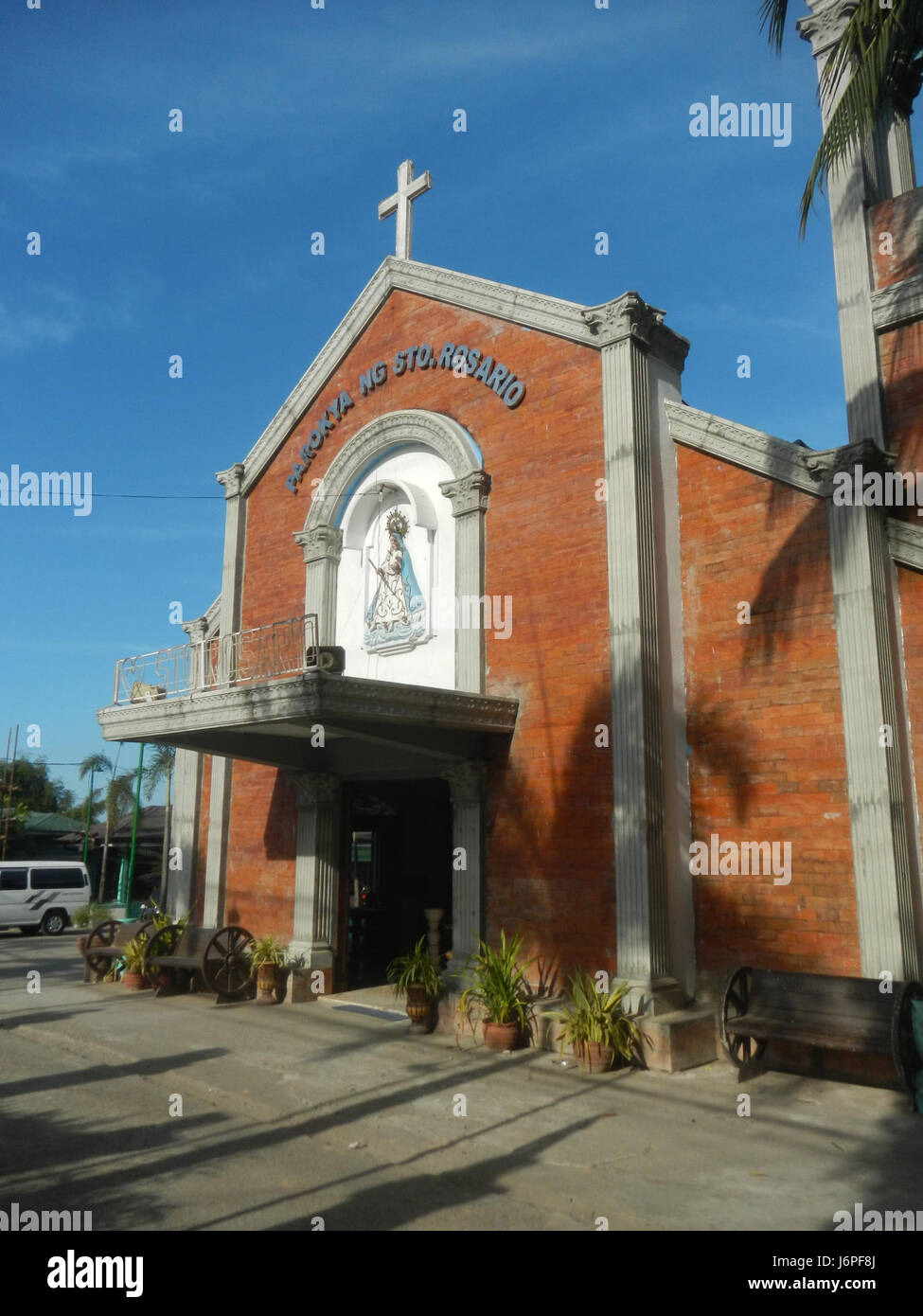 Nuestra Señora del Santo Rosario Parish Church e Bahay Pastol a Malipampang, San Ildefonso, Bulacan, Filippine, che fungono da centro spirituale e residenza per i sacerdoti in visita. Foto Stock