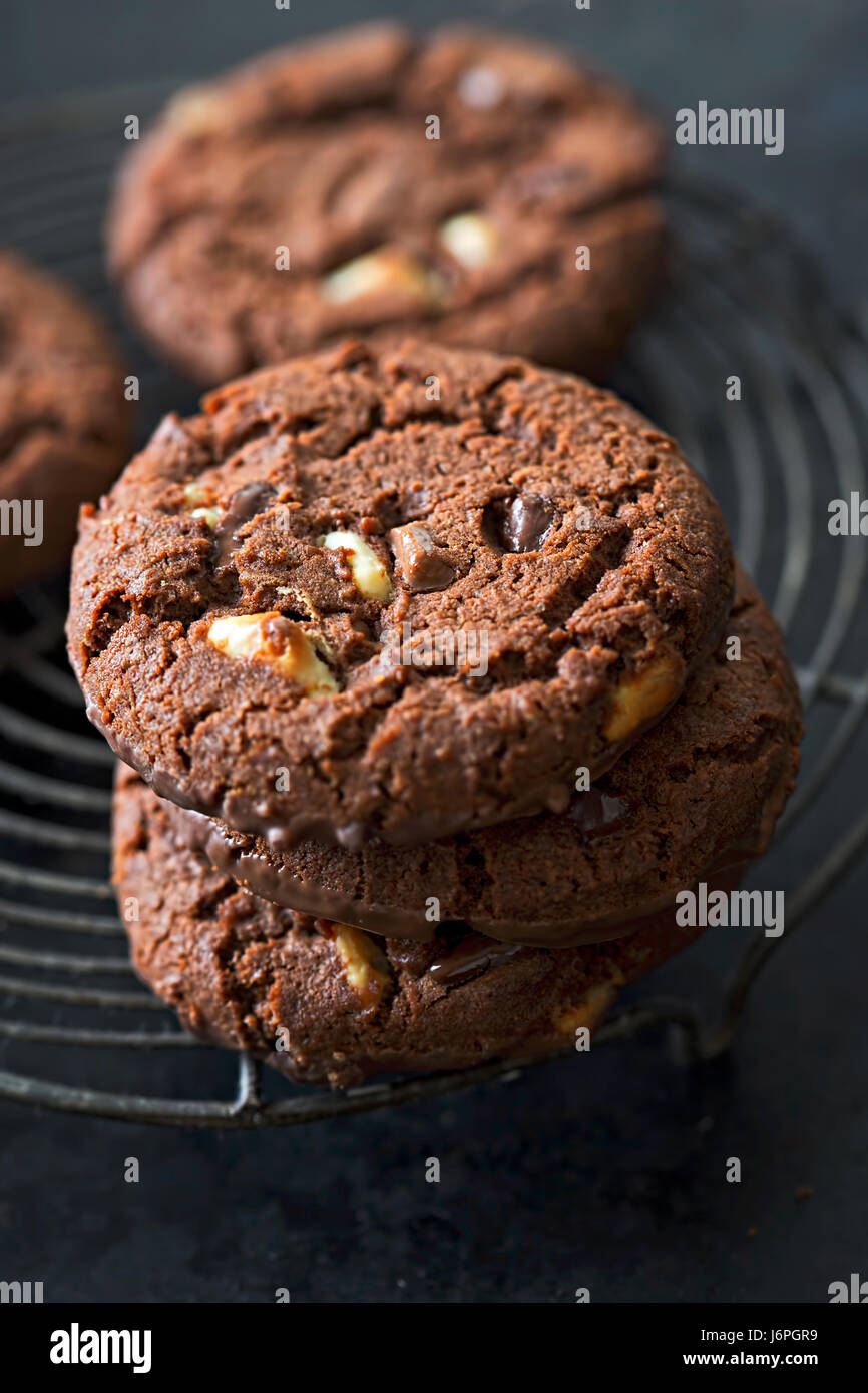 Triple di cioccolato fondente, al latte e bianco i cookie Foto Stock