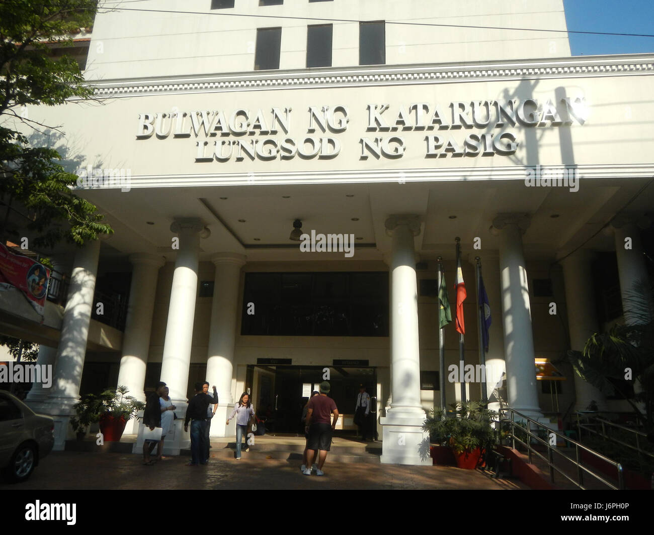 Questa fotografia raffigura il complesso municipale di Pasig, concentrandosi sui suoi edifici e sull'area di parcheggio. L'immagine illustra la pianificazione urbana e lo sviluppo della città. Foto Stock