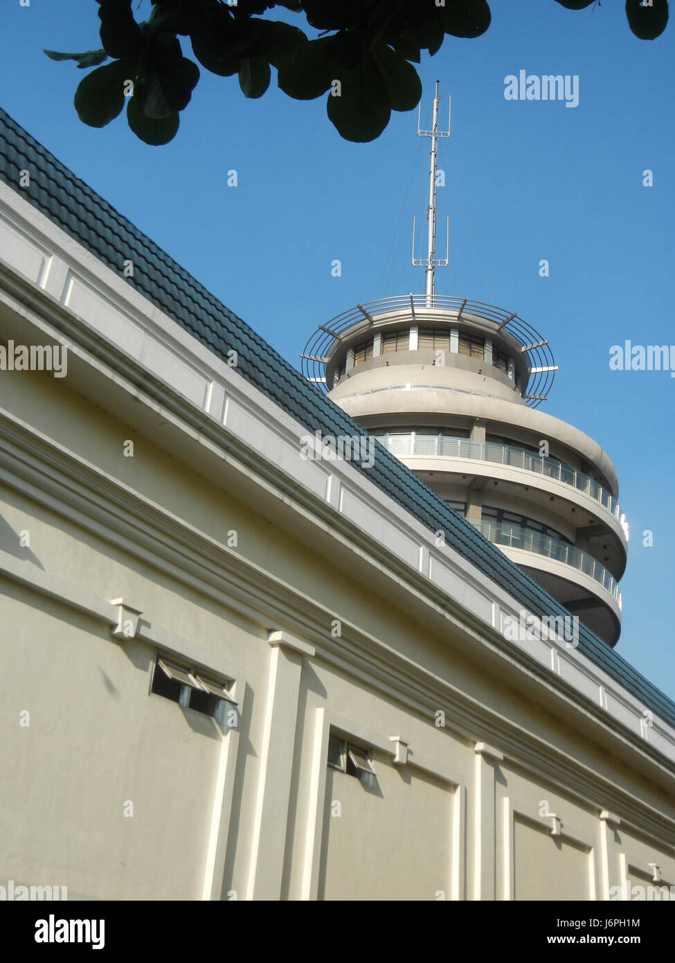 Il Pasig City Hall Compound comprende vari edifici governativi e un'area parcheggio. Questo complesso funge da centro amministrativo per le attività del governo locale nella città di Pasig, Metro Manila. Foto Stock