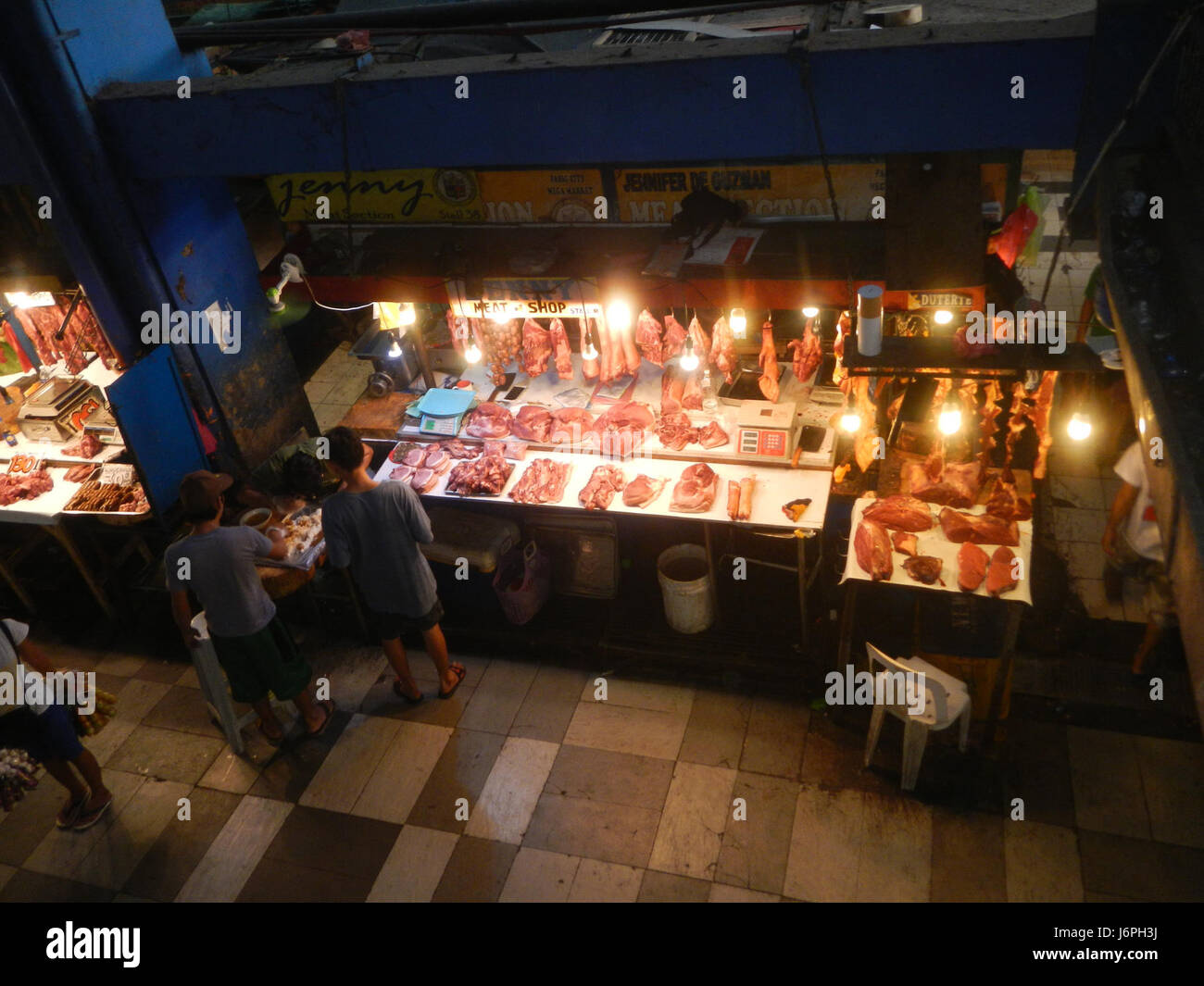 Una fotografia o un riferimento al complesso municipale di Pasig nelle Filippine, che mostra il mercato e l'area di parcheggio all'interno del complesso. Foto Stock