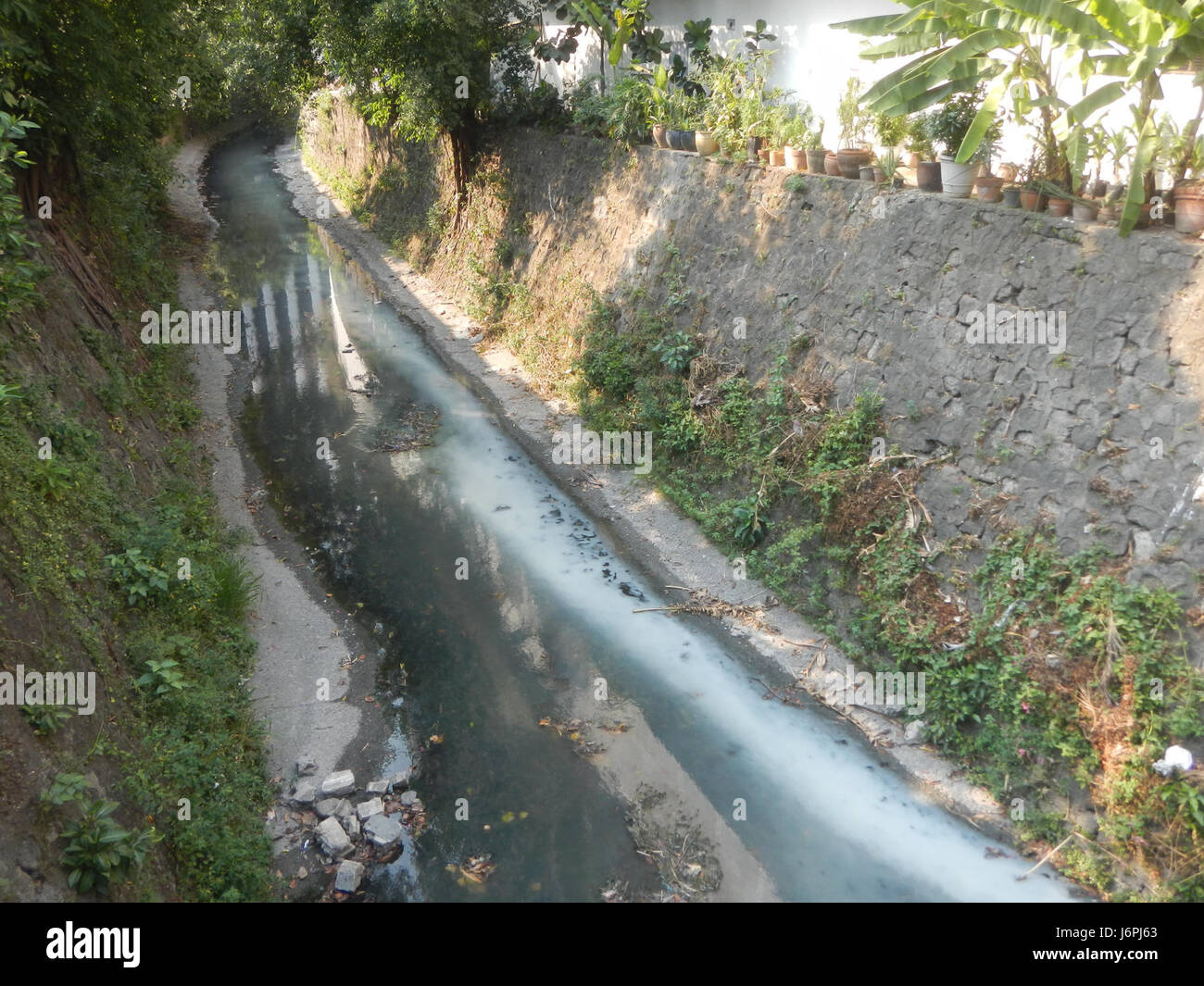 Questa immagine raffigura l'edificio Urdaneta Zuellig, situato a Makati, un importante quartiere finanziario della Metro Manila. E' una moderna torre di uffici, conosciuta per il suo design architettonico e il suo significato nello skyline di Makati. Foto Stock