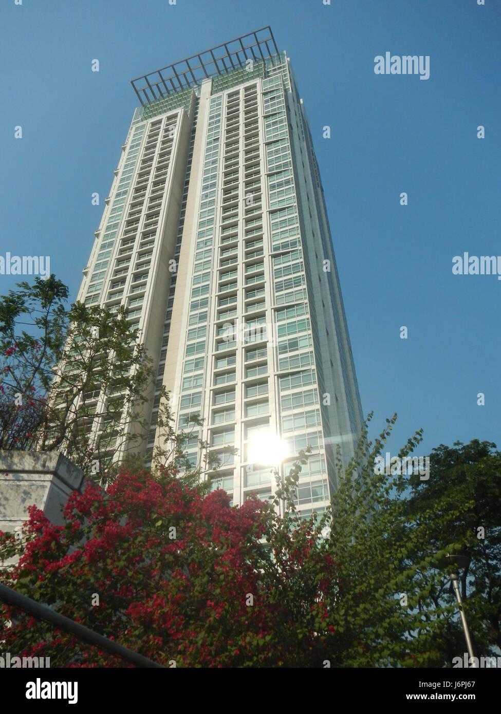 L'Urdaneta Zuellig Building è un moderno grattacielo situato a Makati, nelle Filippine, all'incrocio tra il Triangolo di Roxas e il Paseo de Roxas. Questo edificio funge da importante centro commerciale e finanziario nella Metro Manila. Foto Stock