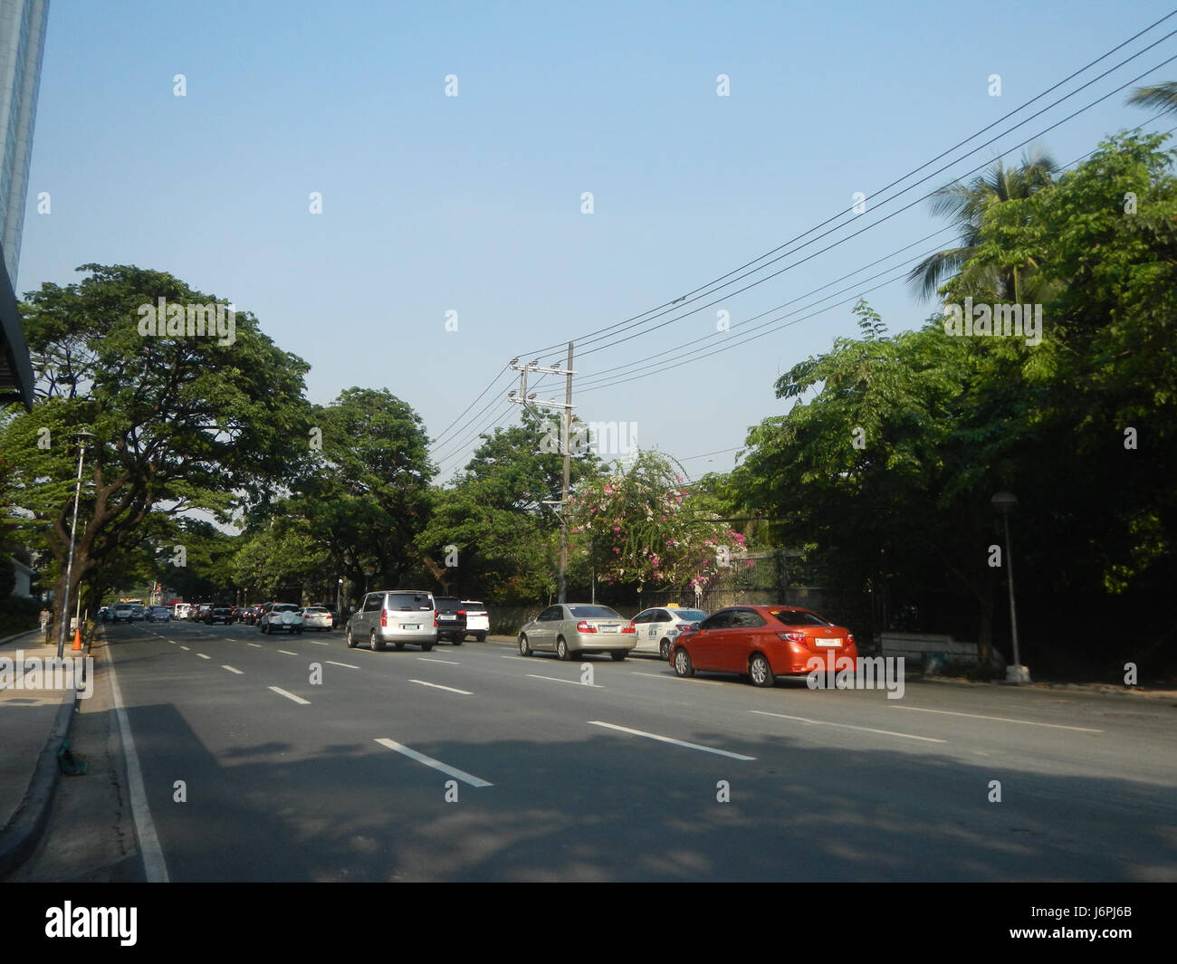 L'Urdaneta Zuellig Building, situato in One Roxas Triangle a Makati, Filippine, è un importante edificio di uffici in Paseo de Roxas e Gil Puyat Avenue, una delle principali aree commerciali della città. Foto Stock