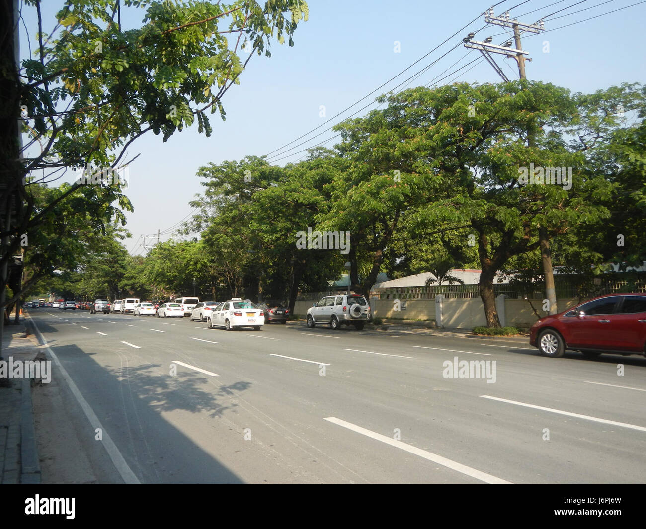 Questa immagine raffigura l'edificio Zuellig, situato a Makati, Filippine. L'edificio è una caratteristica prominente dello skyline di Makati e un esempio di moderno design architettonico nella regione. Foto Stock