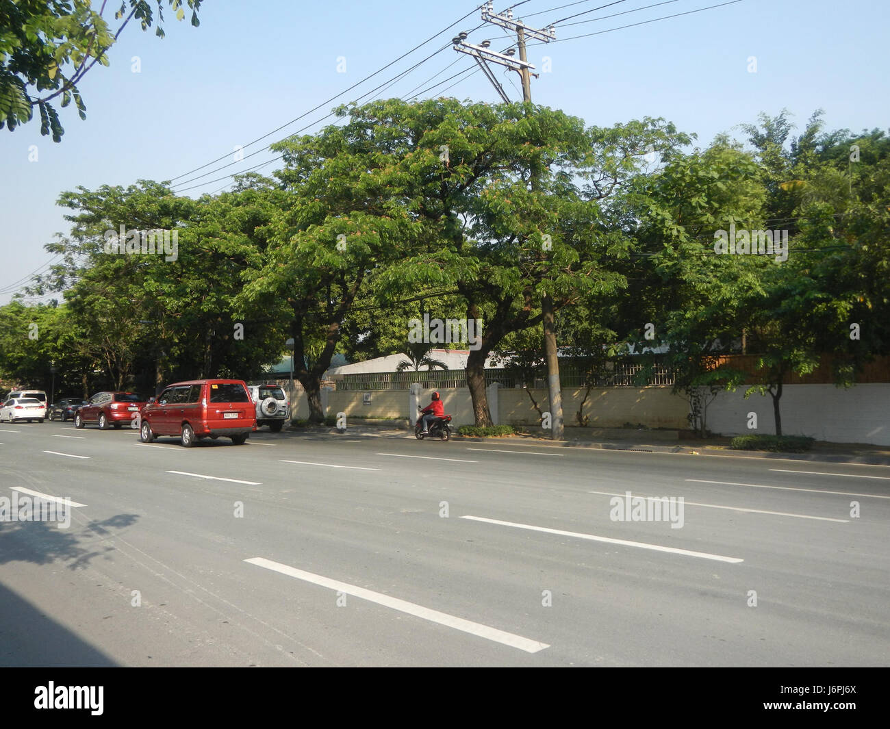 L'Urdaneta Zuellig Building è un importante grattacielo commerciale situato in un Triangolo di Roxas, Makati. Fa parte dello sviluppo urbano della città e funge da elemento chiave nel quartiere degli affari di Makati. Foto Stock