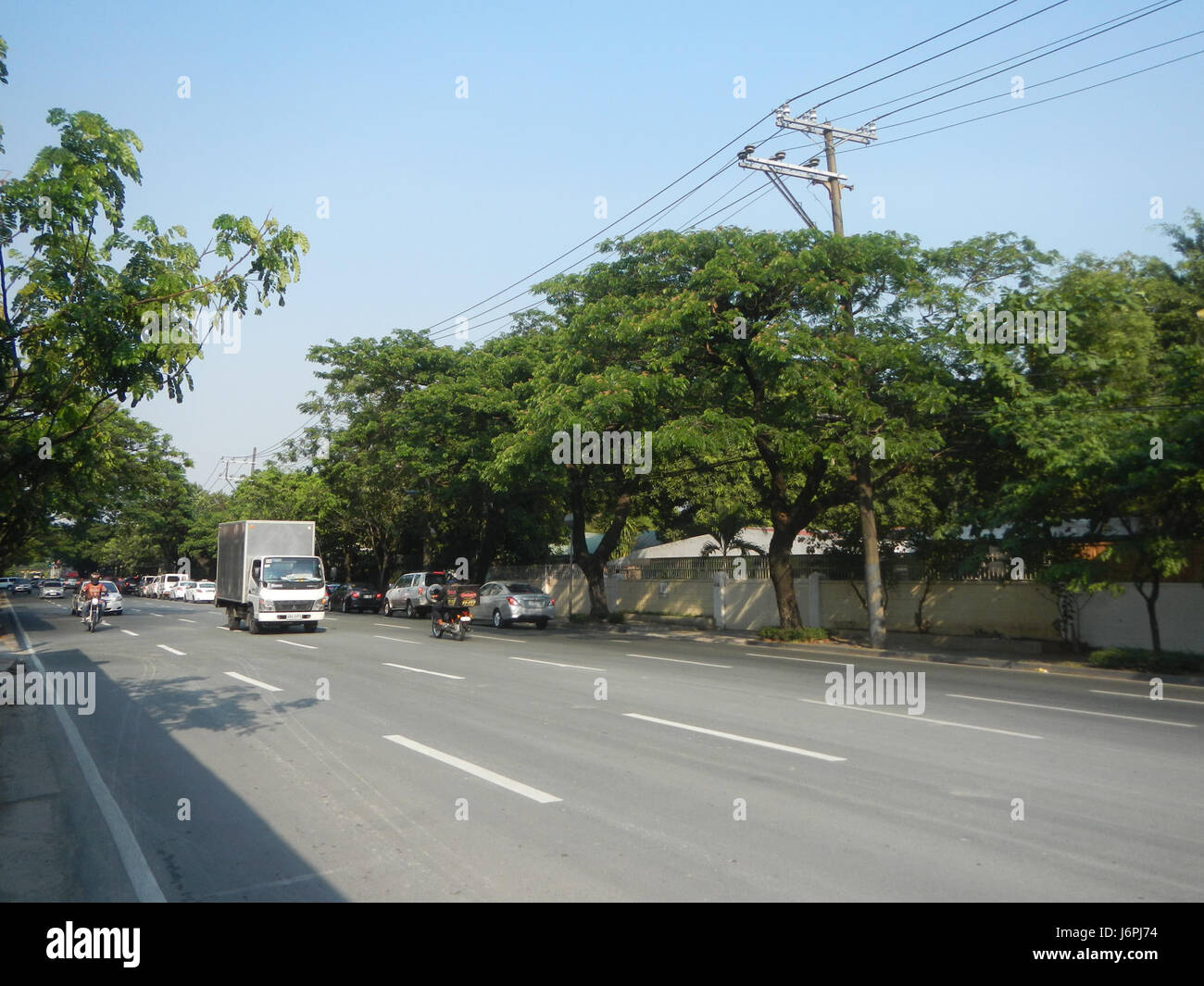 Questa posizione include l'Urdaneta Zuellig Building in One Roxas Triangle, un grattacielo di spicco a Makati, Filippine. Si trova all'incrocio tra Paseo de Roxas e Gil Puyat Avenue, una delle principali aree commerciali. Foto Stock