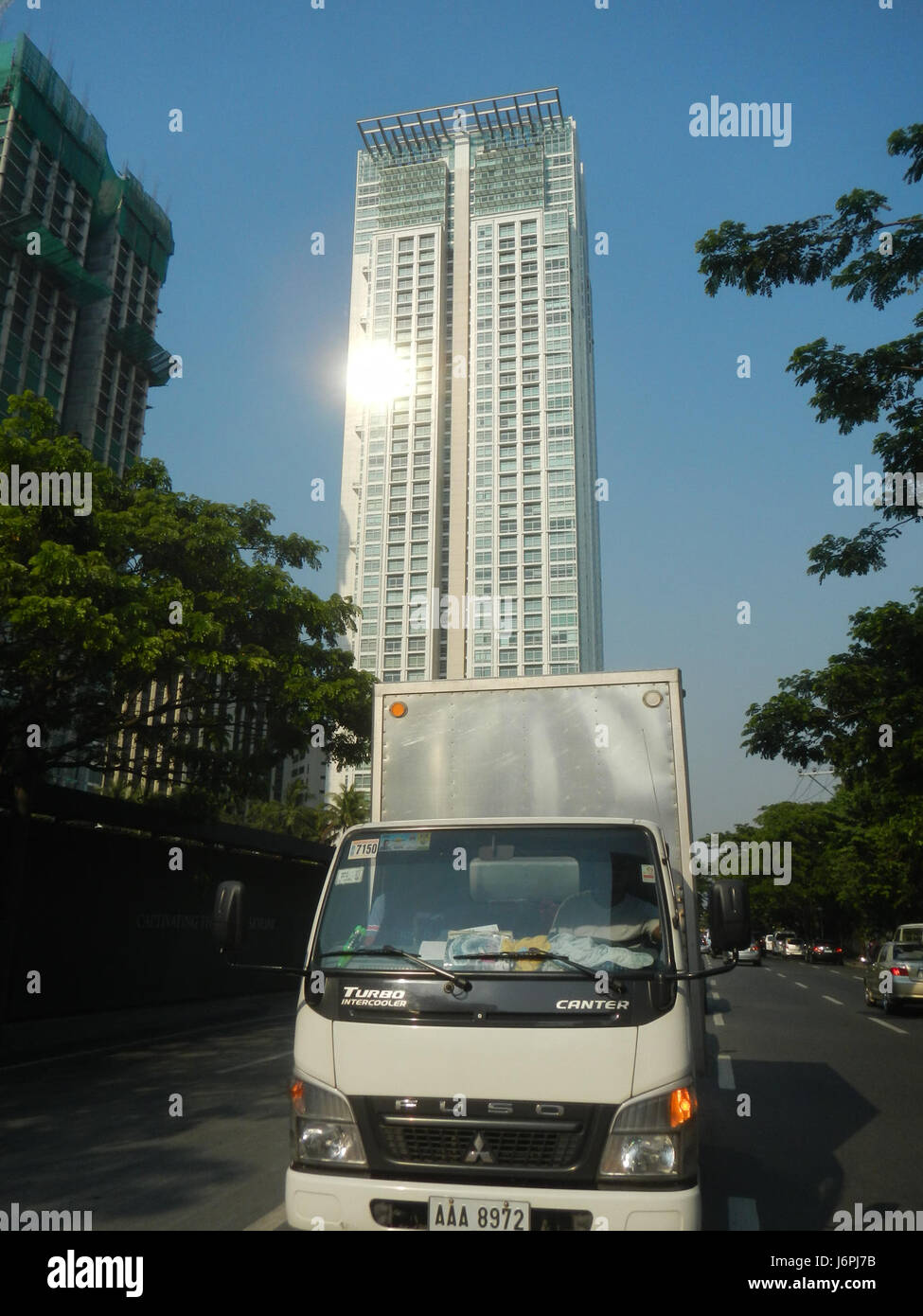 Questa immagine mostra l'edificio Urdaneta Zuellig a Makati, Filippine, situato all'incrocio tra Paseo de Roxas e Gil Puyat Avenue. E' un importante edificio commerciale nel quartiere centrale degli affari di Makati. Foto Stock