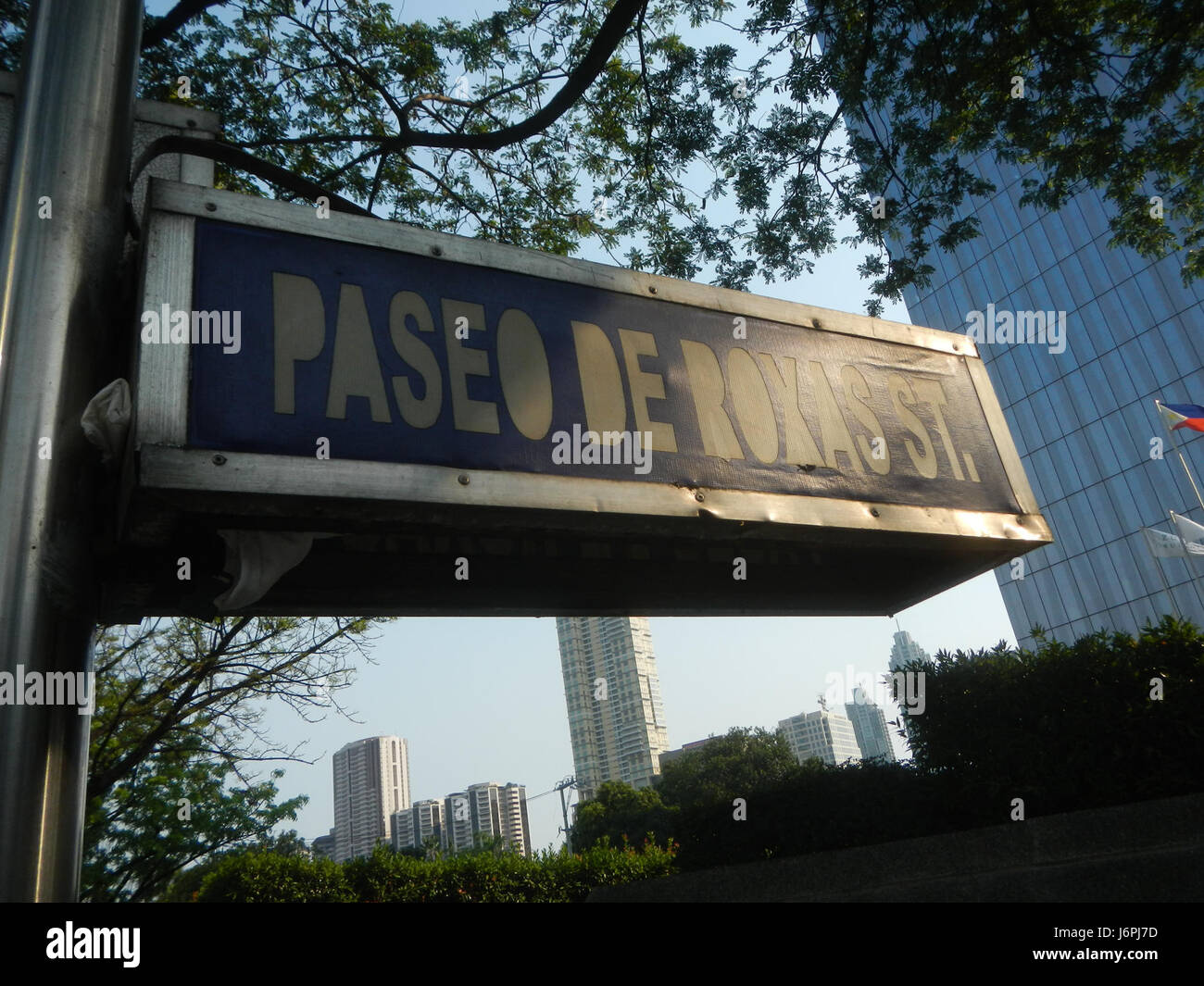 Questa immagine cattura lo Zuellig Building presso One Roxas Triangle, una struttura di uffici di spicco a Makati, Filippine. Fa parte di un'area urbana ben sviluppata con quartieri commerciali, residenziali e commerciali chiave. Foto Stock