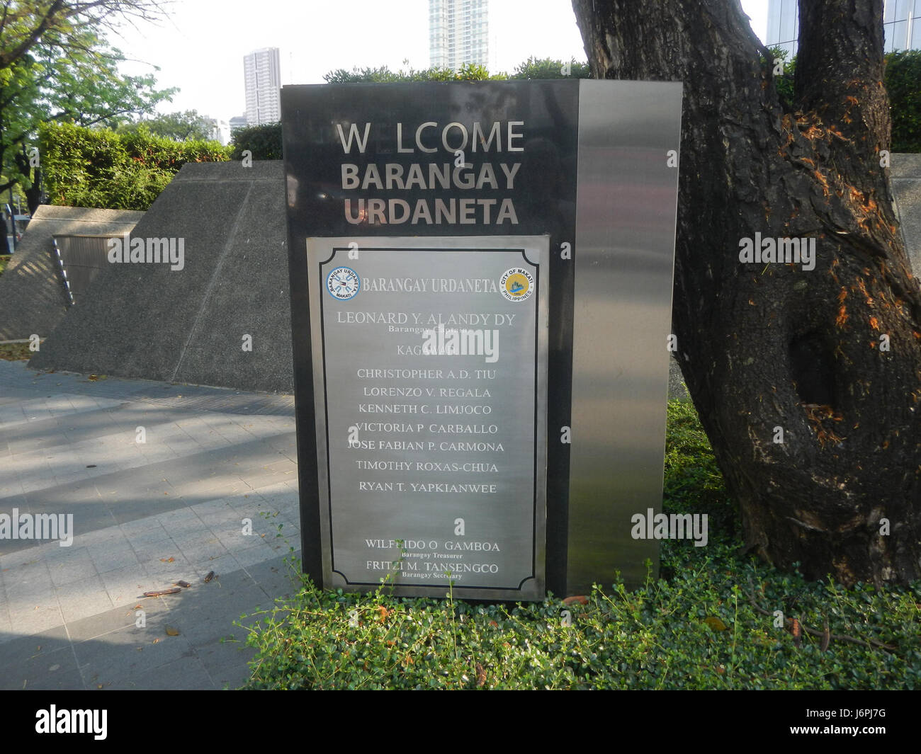 Questa voce si riferisce all'Urdaneta Zuellig Building, situato in One Roxas Triangle a Makati, Filippine. Si tratta di una struttura prominente nel quartiere degli affari della città, conosciuta per la sua architettura moderna e gli spazi per uffici. Foto Stock