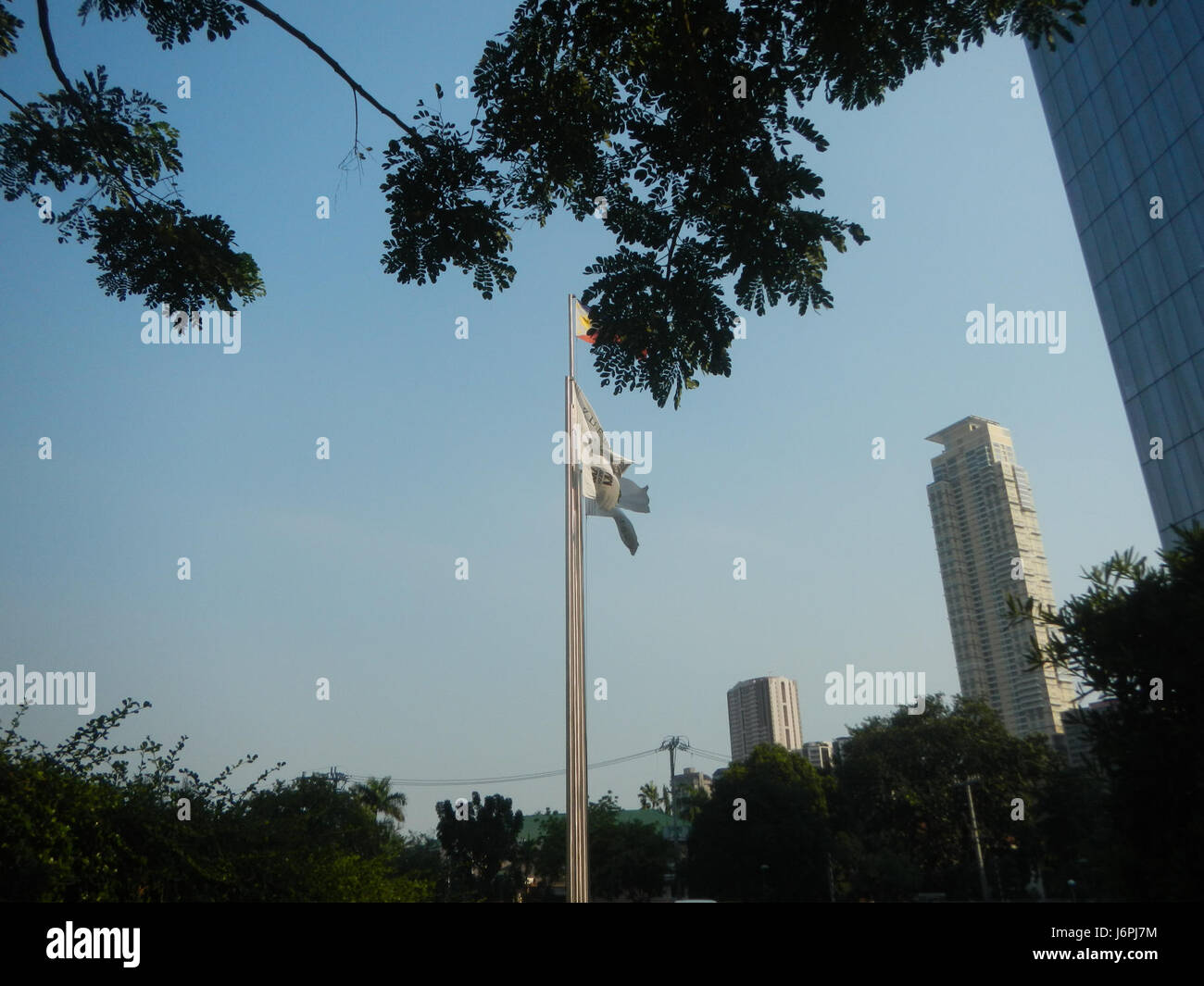 L'edificio Urdaneta Zuellig, situato nell'area del Triangolo One Roxas di Makati, è un importante grattacielo commerciale situato sulle strade Paseo de Roxas e Gil Puyat. Noto per il suo design moderno, l'edificio è una caratteristica chiave del quartiere degli affari di Makati, contribuendo allo skyline della città e al paesaggio commerciale. Foto Stock
