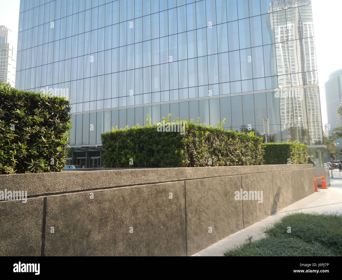 Questo indirizzo si riferisce a una località a Makati, Filippine, in particolare al Zuellig Building. E' un'importante area commerciale e finanziaria situata all'interno del Triangolo One Roxas a Makati, un quartiere centrale degli affari. L'edificio è ben noto per la sua architettura moderna e il suo ruolo nelle attività economiche della regione. Foto Stock