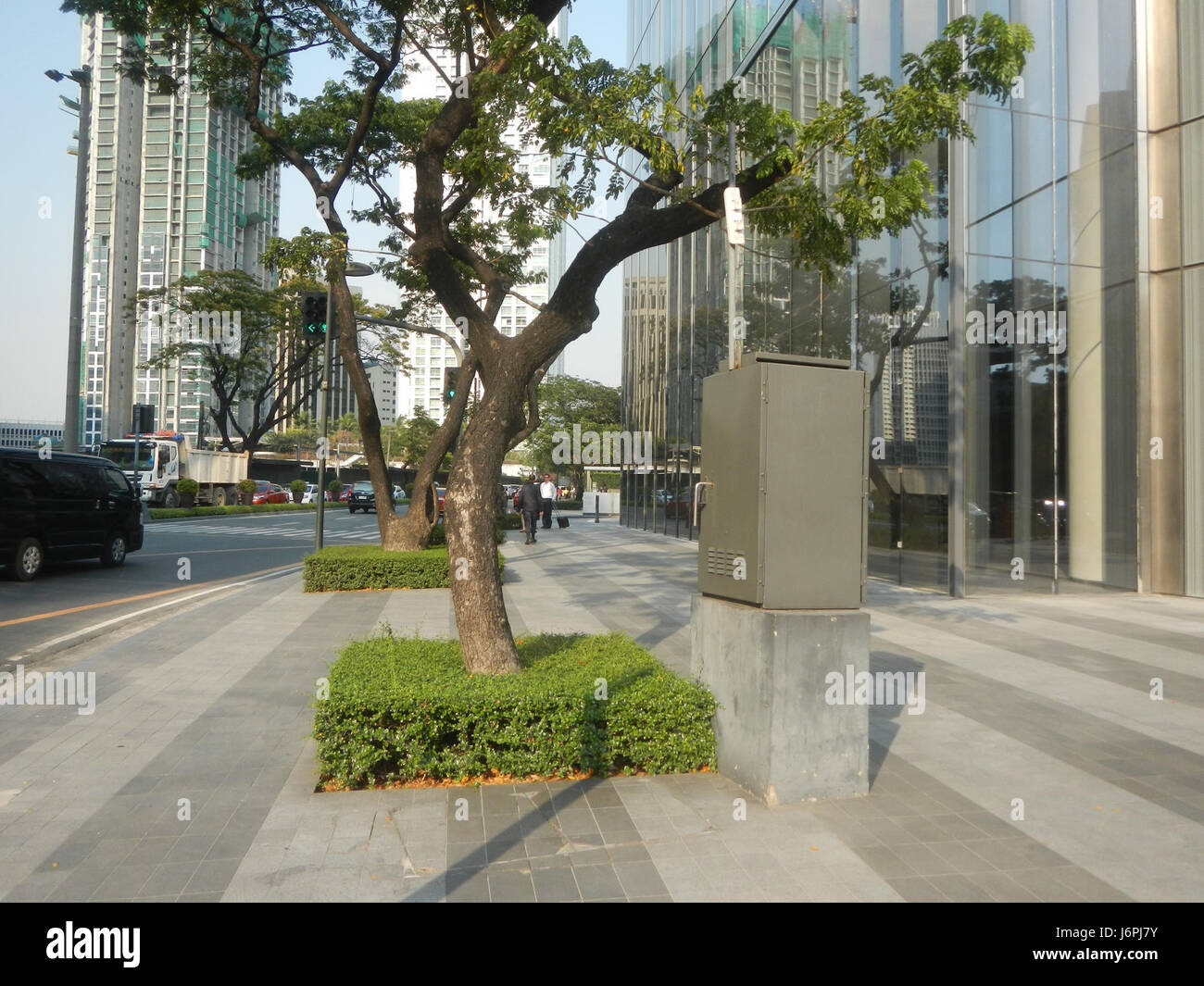 Questo si riferisce all'Urdaneta Zuellig Building, situato nel One Roxas Triangle, un punto di riferimento notevole a Makati, Filippine, noto per la sua vicinanza a viali chiave come Paseo de Roxas e Gil Puyat. Foto Stock