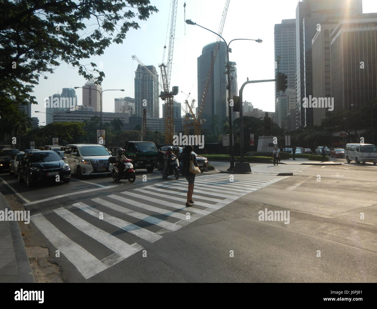 L'Urdaneta Zuellig Building è un alto edificio commerciale nel cuore di Makati, Filippine, situato in un Triangolo di Roxas. E' un ottimo indirizzo per gli affari con accesso alle principali vie Makati. Foto Stock