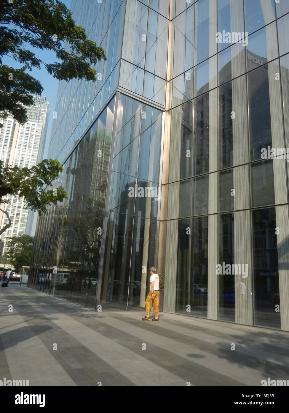 Questa voce si riferisce all'Urdaneta Zuellig Building, situato a Makati, Filippine, che funge da struttura chiave nel quartiere degli affari di cityâ. L'edificio e' conosciuto per il suo design moderno e la sua posizione prominente. Foto Stock