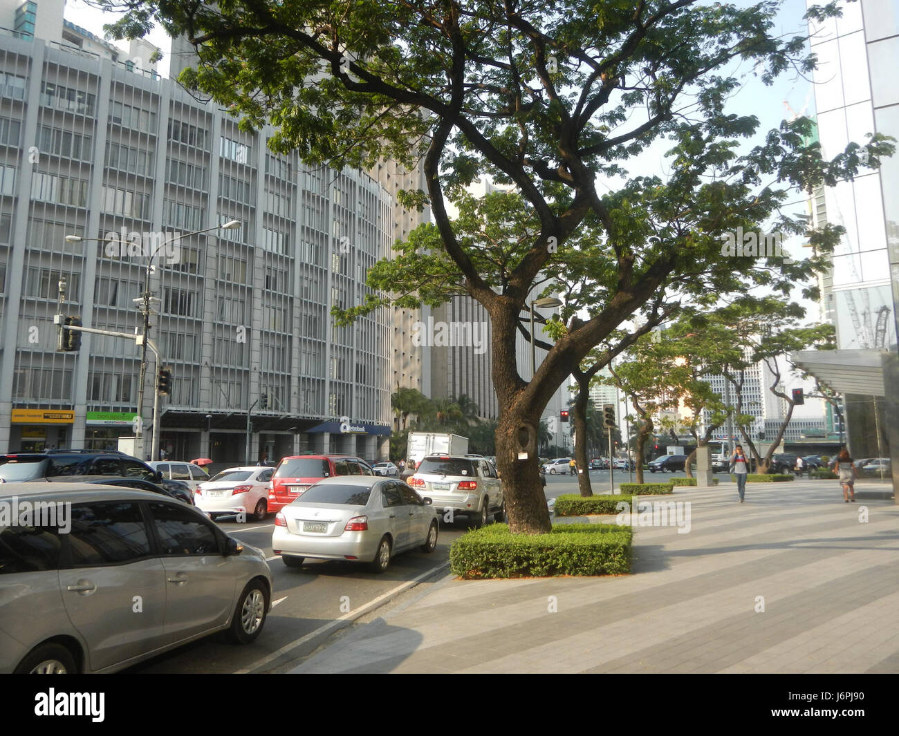 L'edificio Zuellig, situato all'incrocio tra Paseo de Roxas e Makati Avenue a Urdaneta, è una moderna torre di uffici nelle Filippine. E' situato in un importante quartiere finanziario di Makati, offre servizi all'avanguardia e diventa un importante punto di riferimento nello skyline della citta'. Foto Stock