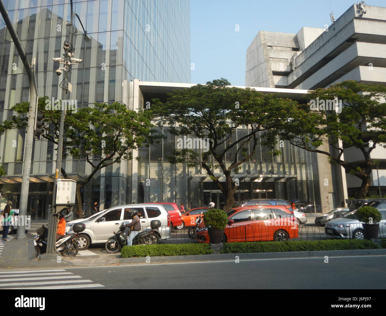 Questa immagine mostra l'edificio Urdaneta Zuellig situato in Paseo de Roxas Avenue a Makati, Filippine. L'edificio è una caratteristica prominente dello skyline di Makati e rappresenta un punto chiave nell'infrastruttura economica e commerciale della zona. Foto Stock