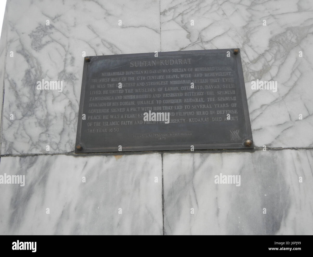 L'Urdaneta Zuellig Building è un moderno complesso di uffici situato lungo il Paseo de Roxas a Makati, Filippine. Funge da importante centro commerciale nel quartiere centrale degli affari di Makati ed è noto per la sua architettura elegante. Foto Stock