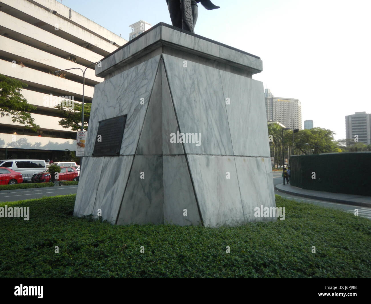 L'edificio Urdaneta Zuellig, situato sul Paseo de Roxas a Makati, è un grattacielo notevole nel quartiere centrale degli affari. Ospita una vasta gamma di uffici e servizi, rendendolo un punto di riferimento fondamentale nell'area di Makati Avenues. Foto Stock