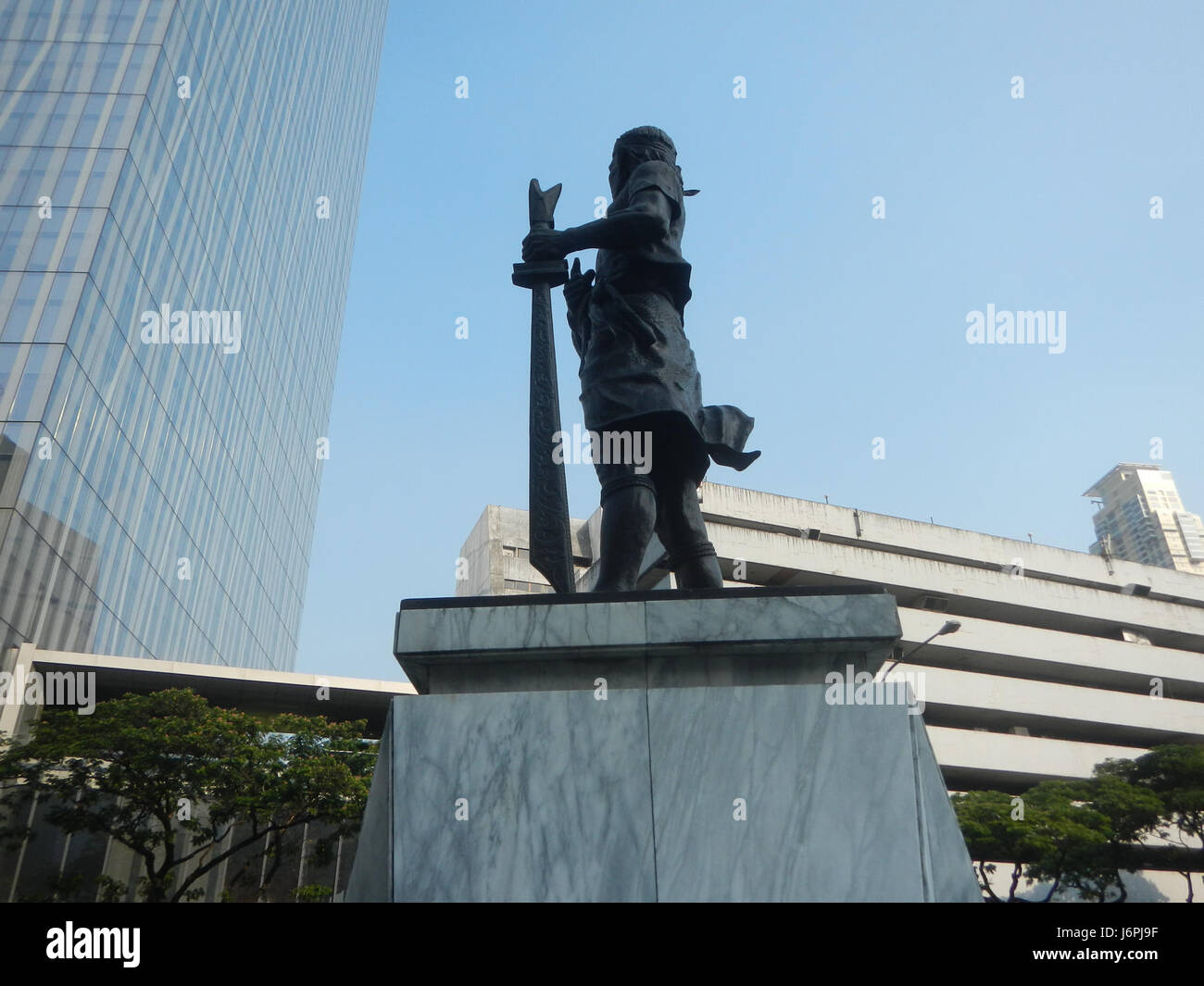 Questa immagine cattura l'edificio Urdaneta Zuellig situato sul Paseo de Roxas a Makati, Filippine. Presenta un'architettura moderna in un importante quartiere commerciale della città. Foto Stock