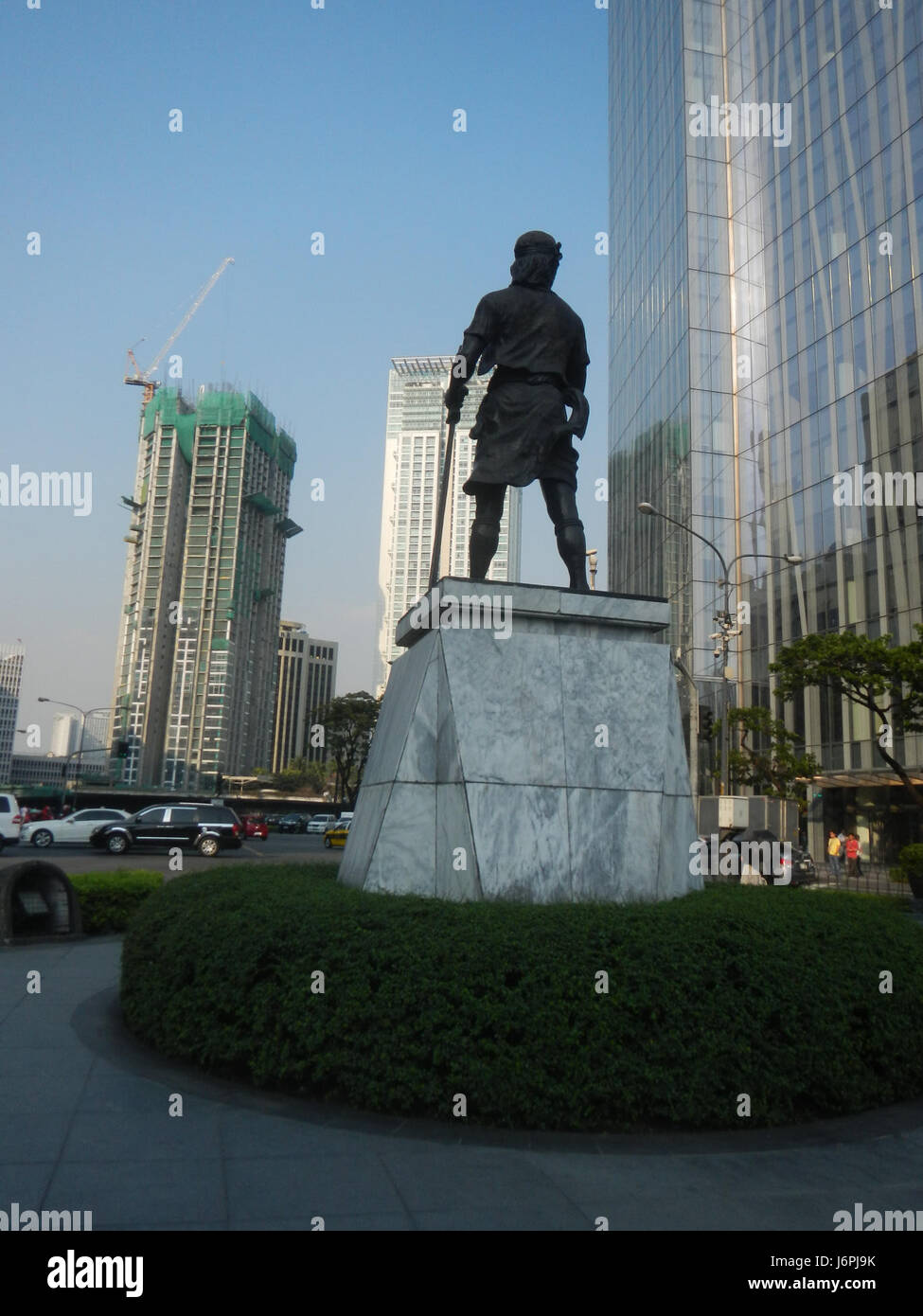 Una vista dell'edificio Urdaneta Zuellig sul Paseo de Roxas a Makati, una moderna struttura architettonica nel quartiere degli affari di Metro Manila, Filippine. Foto Stock