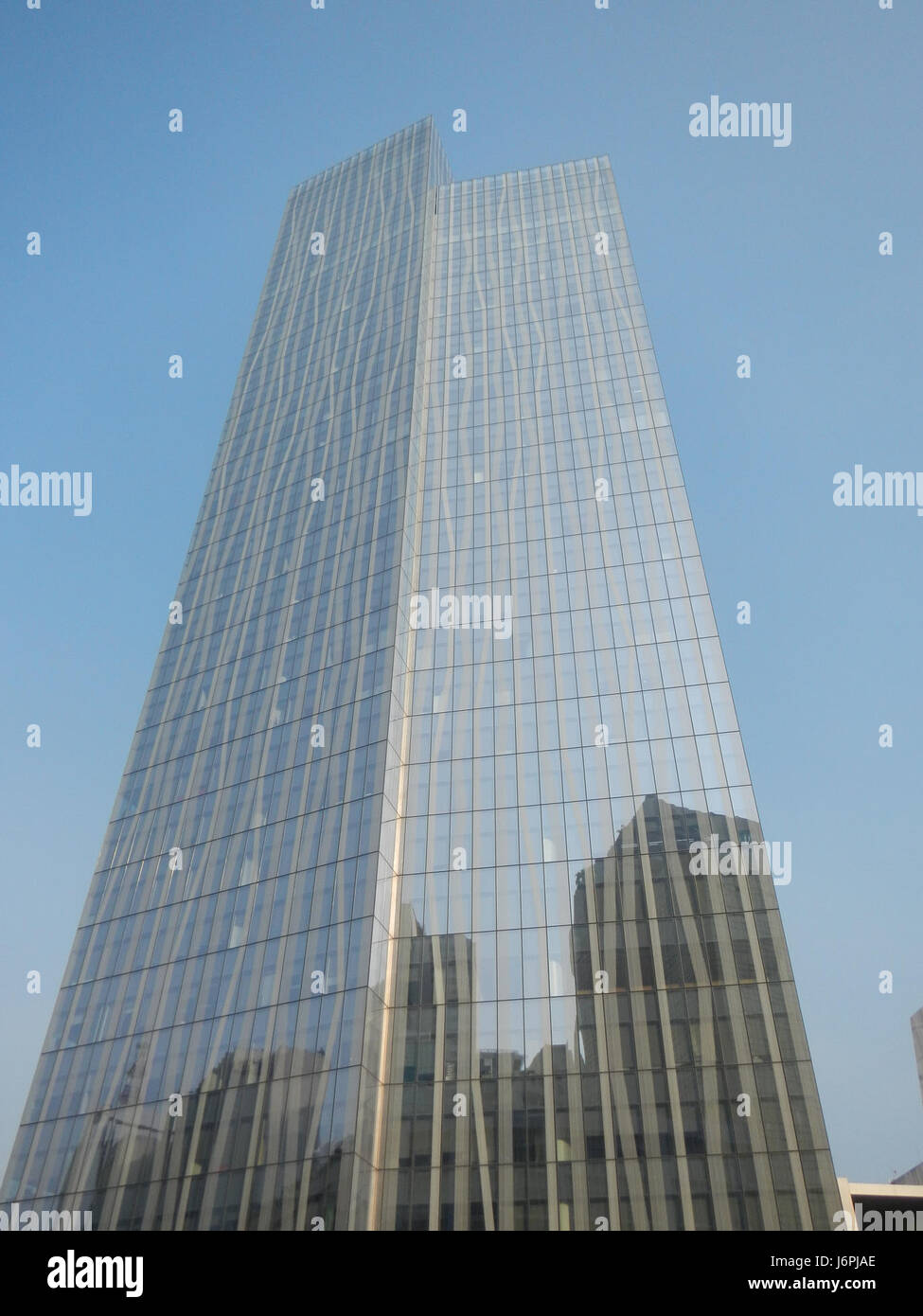 L'immagine mette in evidenza l'area di Urdaneta bel-Air a Makati, con importanti monumenti come l'edificio Zuellig e la torre BDO lungo il Paseo de Roxas. Questi moderni grattacieli rappresentano il fulcro finanziario delle Filippine, mostrando lo sviluppo e l'urbanizzazione della regione. Foto Stock