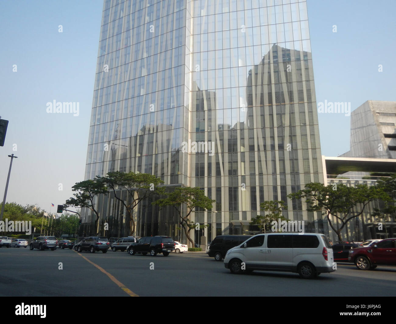 Questa immagine mostra le aree di Urdaneta e bel-Air insieme allo Zuellig Building e al BDO Paseo de Roxas, luoghi chiave a Makati City, Filippine, noti per la loro architettura moderna e i centri commerciali. Foto Stock