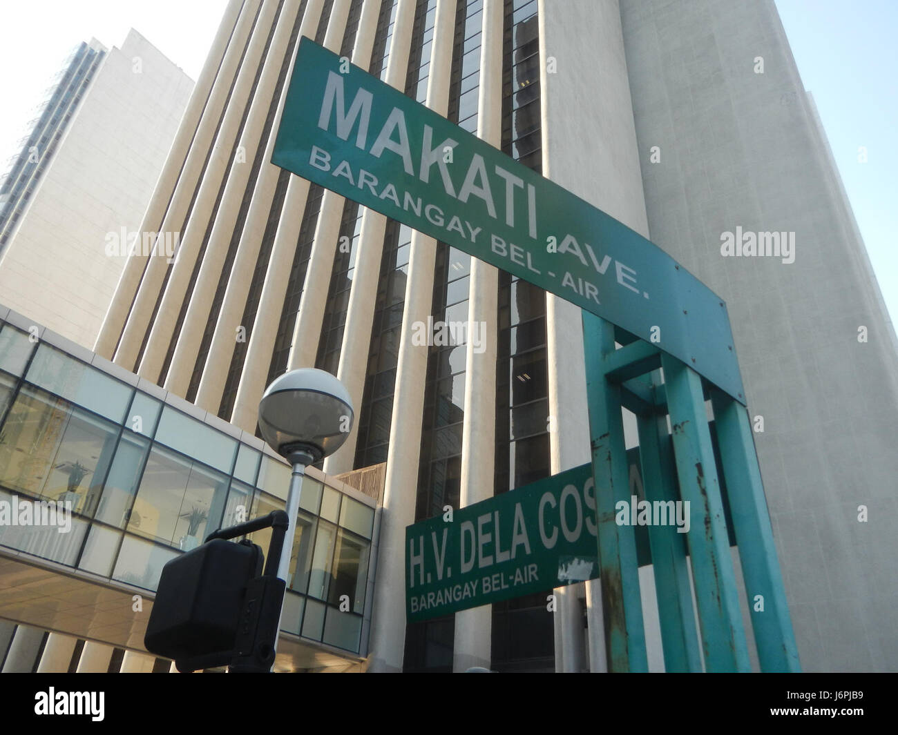 Il quartiere di Urdaneta bel-Air a Makati ospita importanti edifici commerciali, tra cui l'edificio Zuellig e gli uffici BDO, situati lungo il Paseo de Roxas, un viale centrale degli affari nelle Filippine. Foto Stock