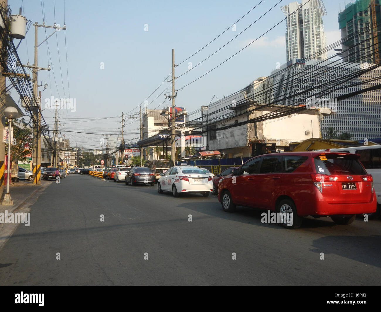 Jupiter Street nel quartiere bel-Air di Makati City è una notevole posizione urbana conosciuta per il suo significato commerciale e residenziale. È una parte fondamentale delle infrastrutture aziendali e residenziali di Makatiâ. Foto Stock