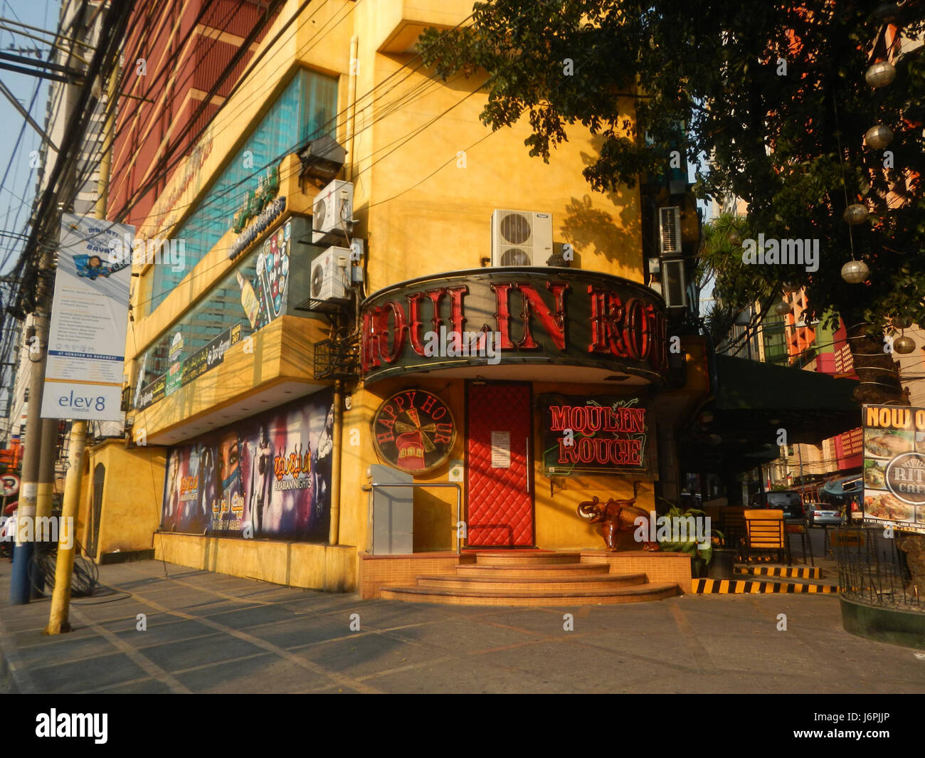 Questa immagine cattura la vivace scena lungo Makati Avenue, con hotel ed edifici nelle aree di Poblacion e bel-Air della città di Makati, mostrando il moderno ambiente urbano di Metro Manila. Foto Stock