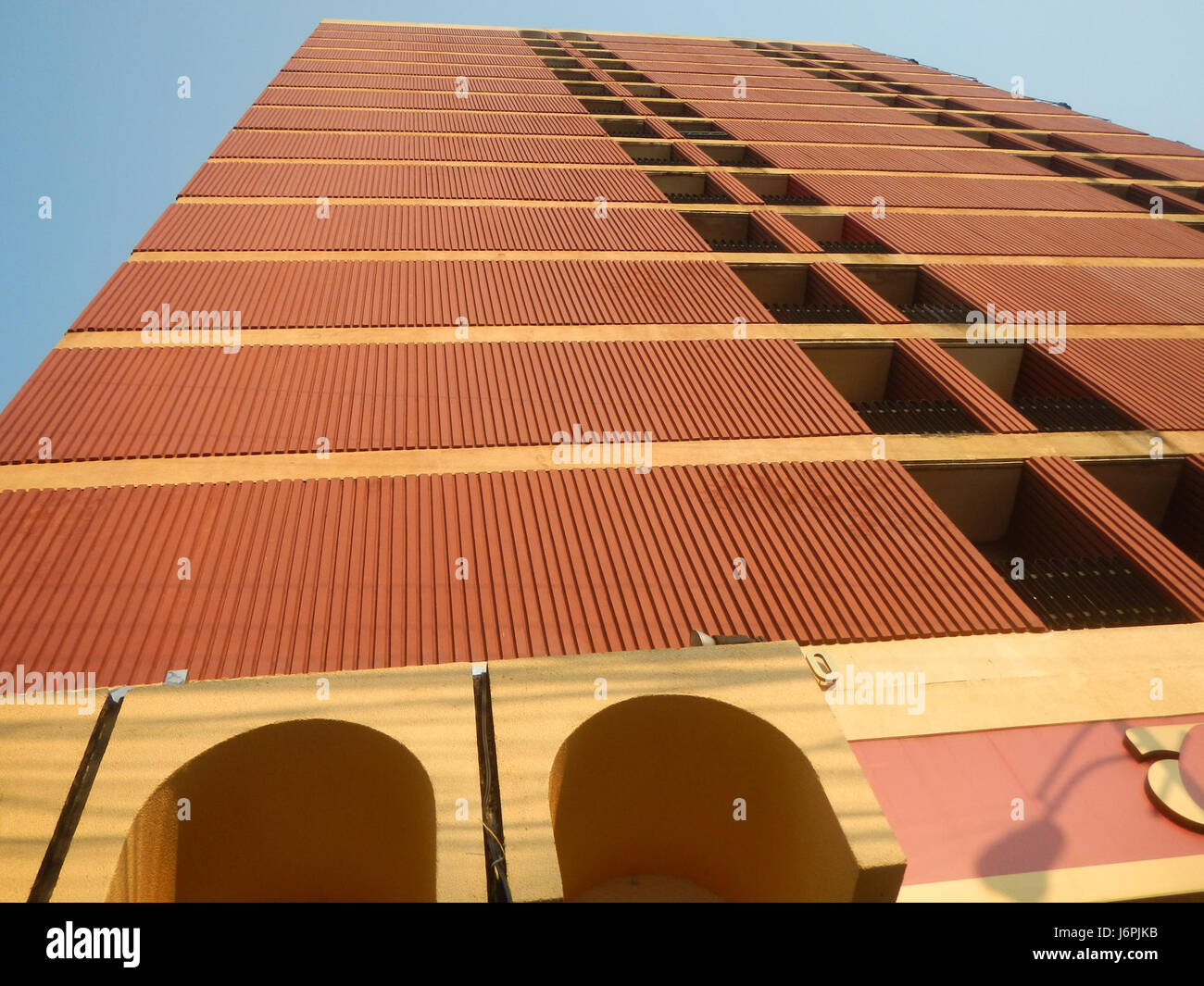 Makati Avenue nell'area di Poblacion della città di Makati è una delle principali aree commerciali e residenziali, sede di hotel ed edifici. Rappresenta lo sviluppo urbano e il crescente quartiere degli affari della città. Foto Stock