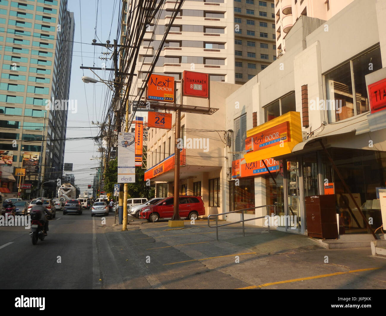 Makati Avenue nella città di Makati, Filippine, è una strada principale fiancheggiata da hotel ed edifici commerciali. Quest'area, conosciuta per il suo vivace quartiere degli affari, ospita molti alti edifici ed è un punto focale sia per gli affari locali che internazionali. Foto Stock