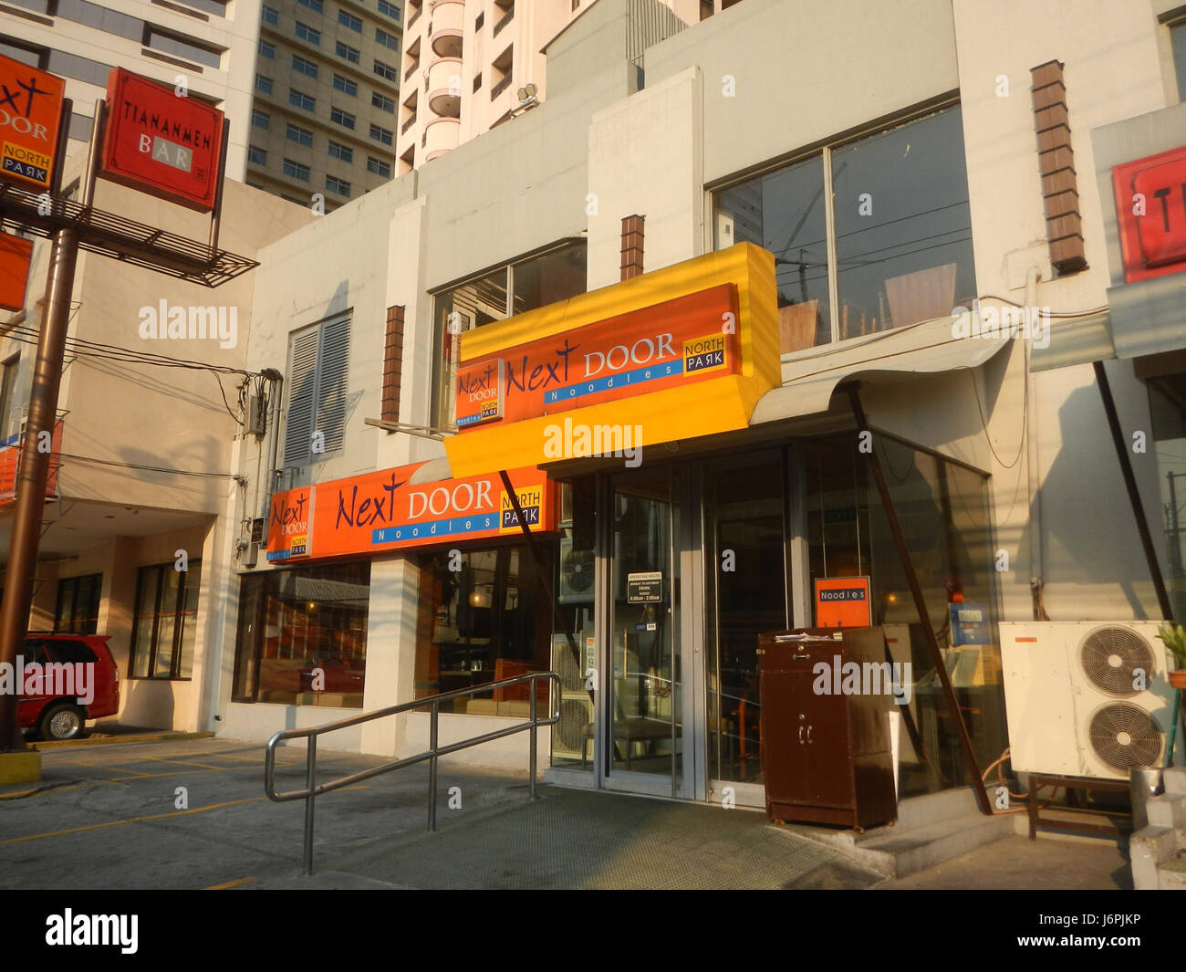 Questa immagine mostra gli edifici e gli hotel moderni lungo Makati Avenue nei quartieri di Poblacion e bel-Air di Makati City. Queste aree sono note per il loro significato commerciale, residenziale e culturale nella metropolitana di Manila. Foto Stock