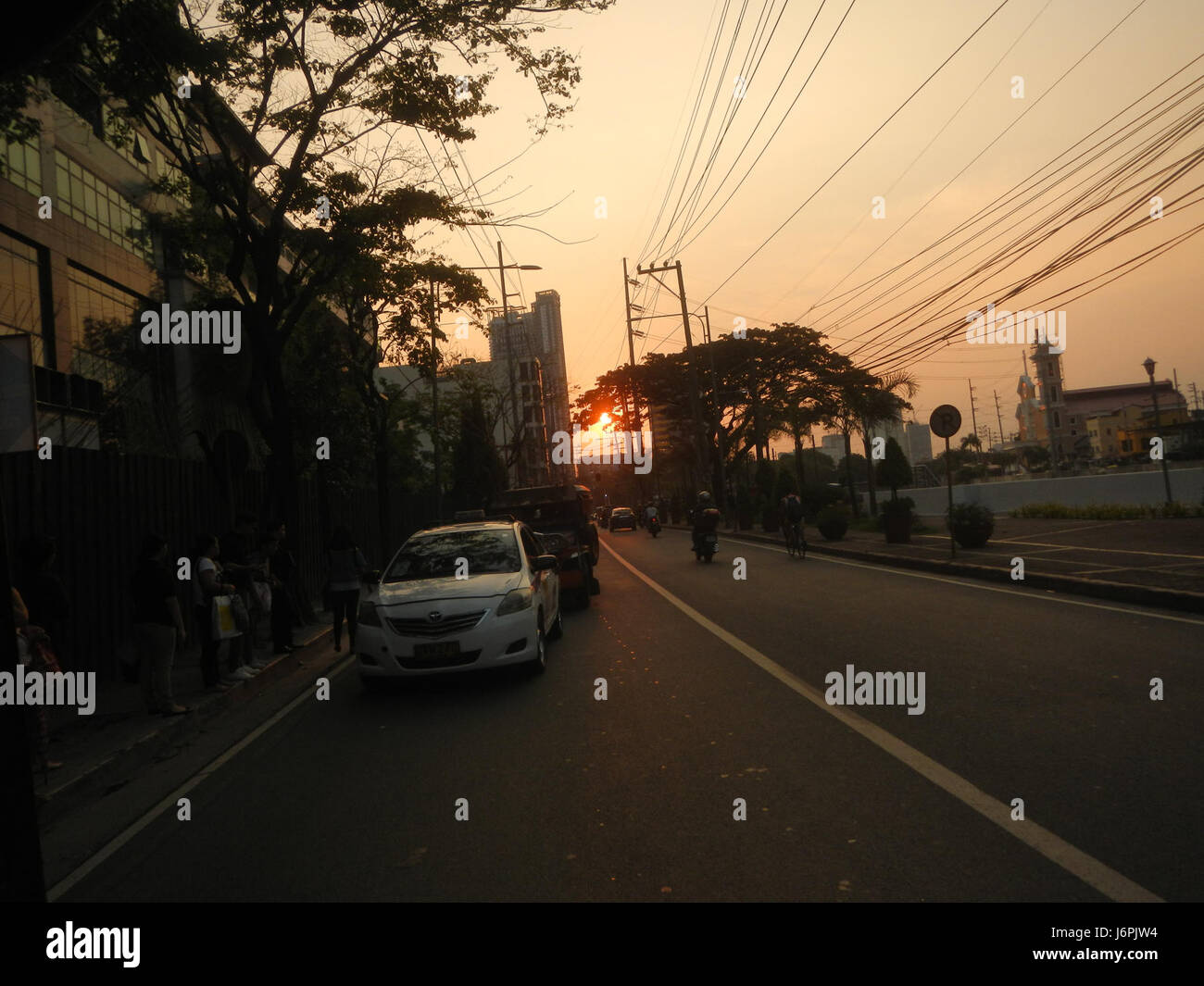 Questa immagine cattura la splendida vista del tramonto dal Century City Mall, un importante albergo a Makati, che mostra lo skyline di Makati City durante il tramonto. Foto Stock