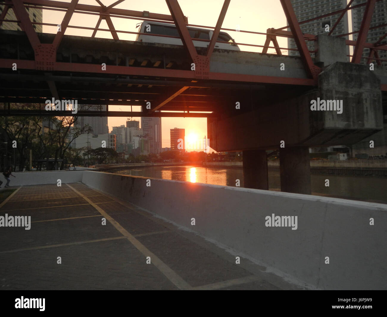 Questa immagine cattura le viste mozzafiato del tramonto dalle proprietà Century City e Makati Mall, due importanti punti di riferimento a Makati City, che mostrano il vibrante paesaggio urbano. Foto Stock