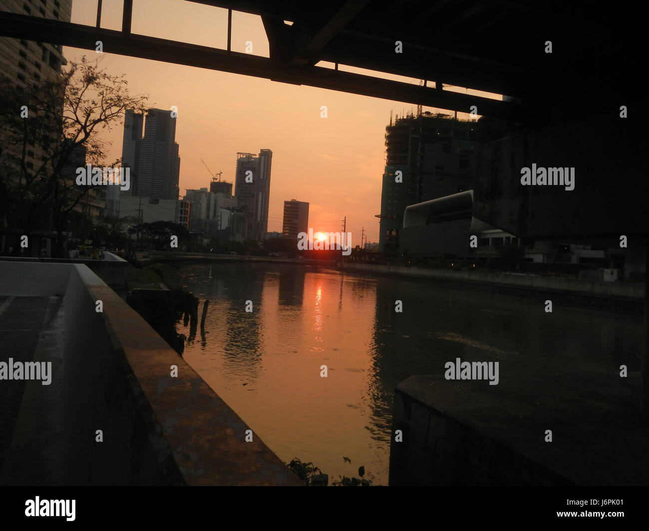 Century City a Makati è conosciuta per i suoi moderni grattacieli e gli splendidi tramonti, che mettono in risalto lo sviluppo urbano e le vedute panoramiche della città di Makati. Foto Stock