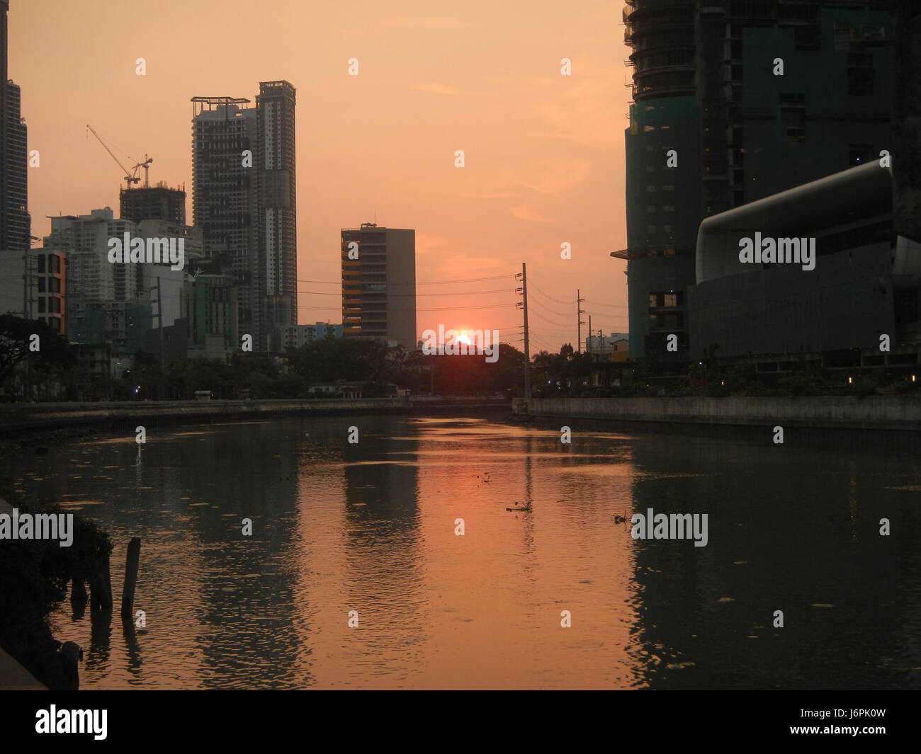 Questo titolo si riferisce probabilmente a un'immagine o a una collezione fotografica che mostra i tramonti nell'area Century City di Makati, Filippine, con particolare attenzione alle proprietà e alle vedute della città. Foto Stock