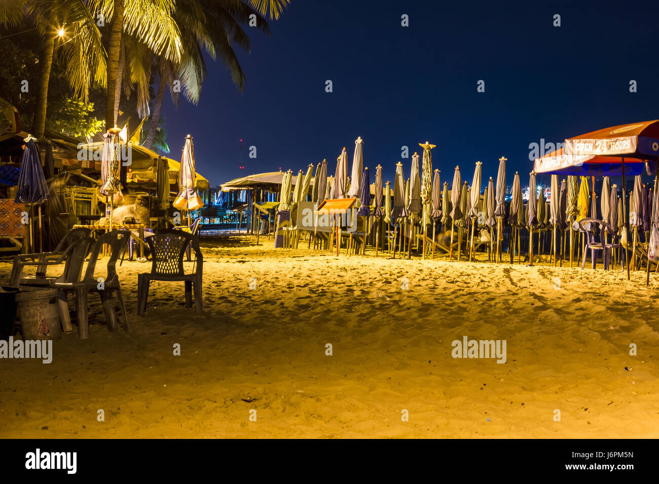 Hua Hin resort, ombrellone, la spiaggia e il cielo notturno, Thailandia Foto Stock