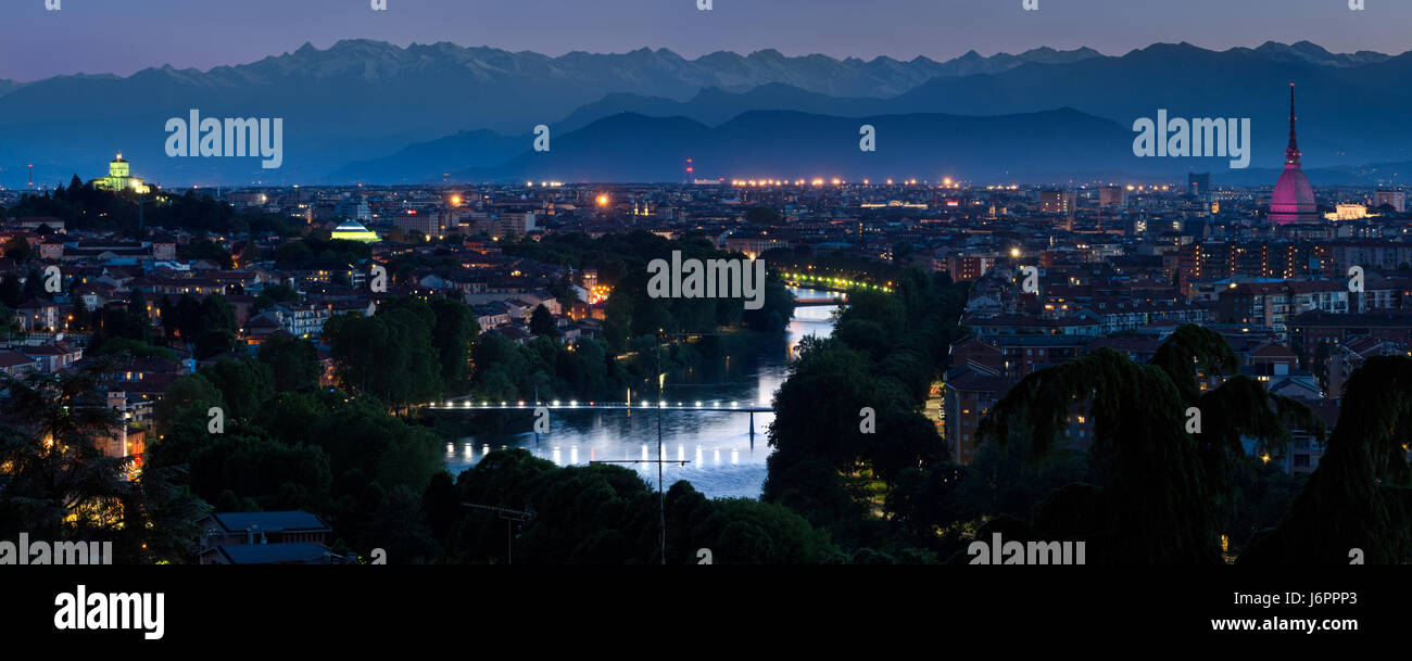 Torino cityscape panorama con il fiume Po e al crepuscolo Foto Stock