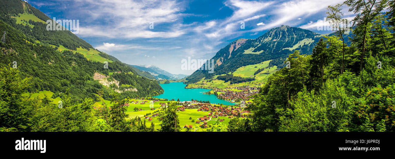 Lago di Lungern con alpi svizzere e la bellissima valle dal Pass Brunig, Svizzera Foto Stock